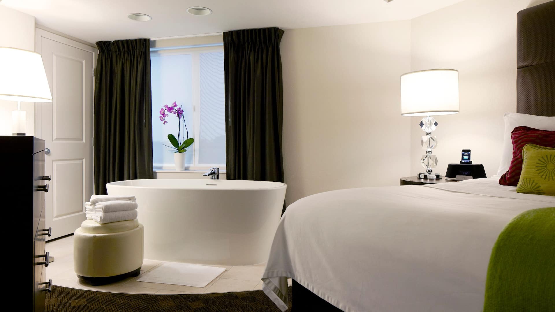Hyatt House Philadelphia/King of Prussia Grand Master Bed and Bath