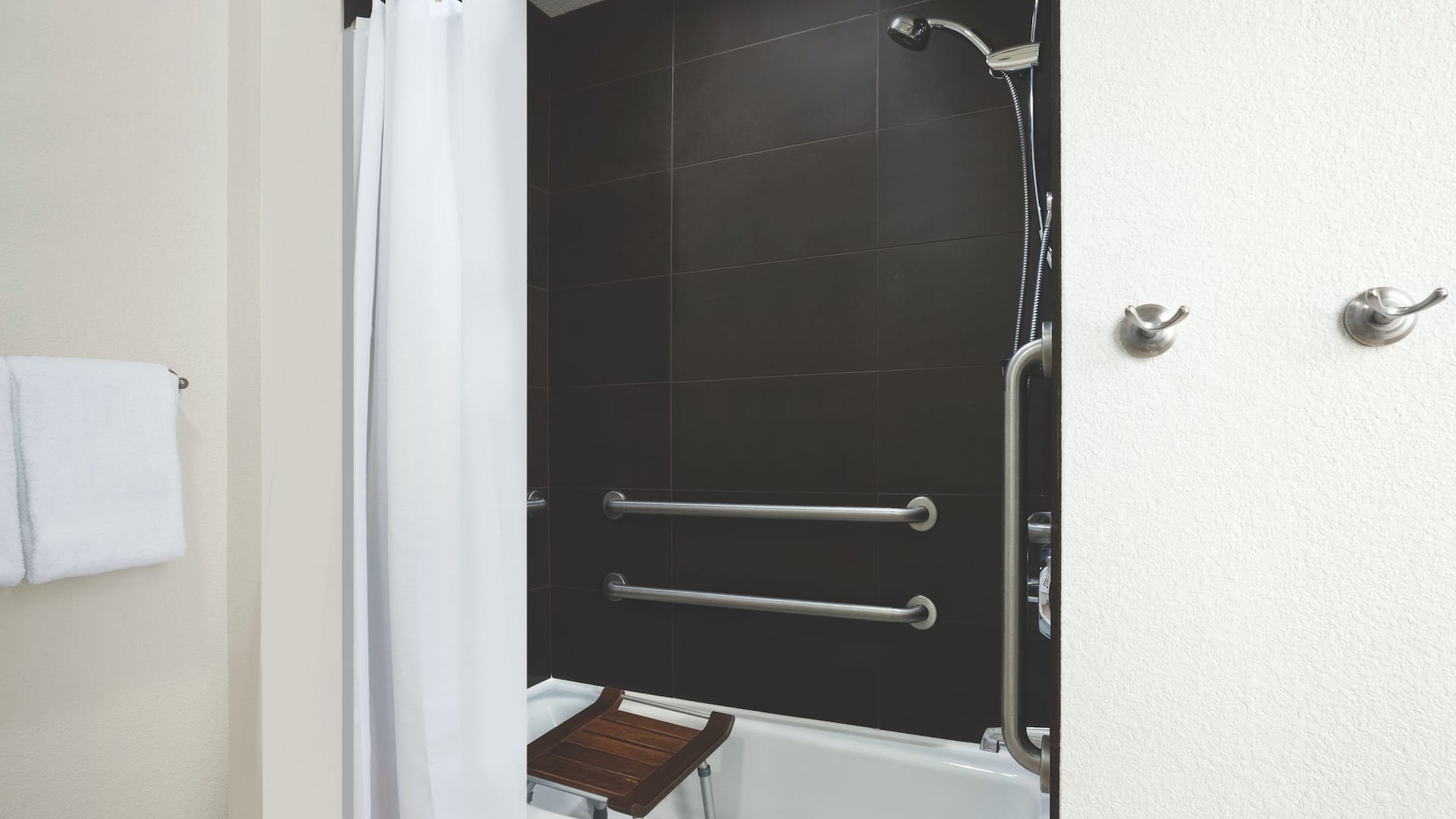 4 de 5 Hyatt House Pleasant Hill Accessable Guest Bathroom