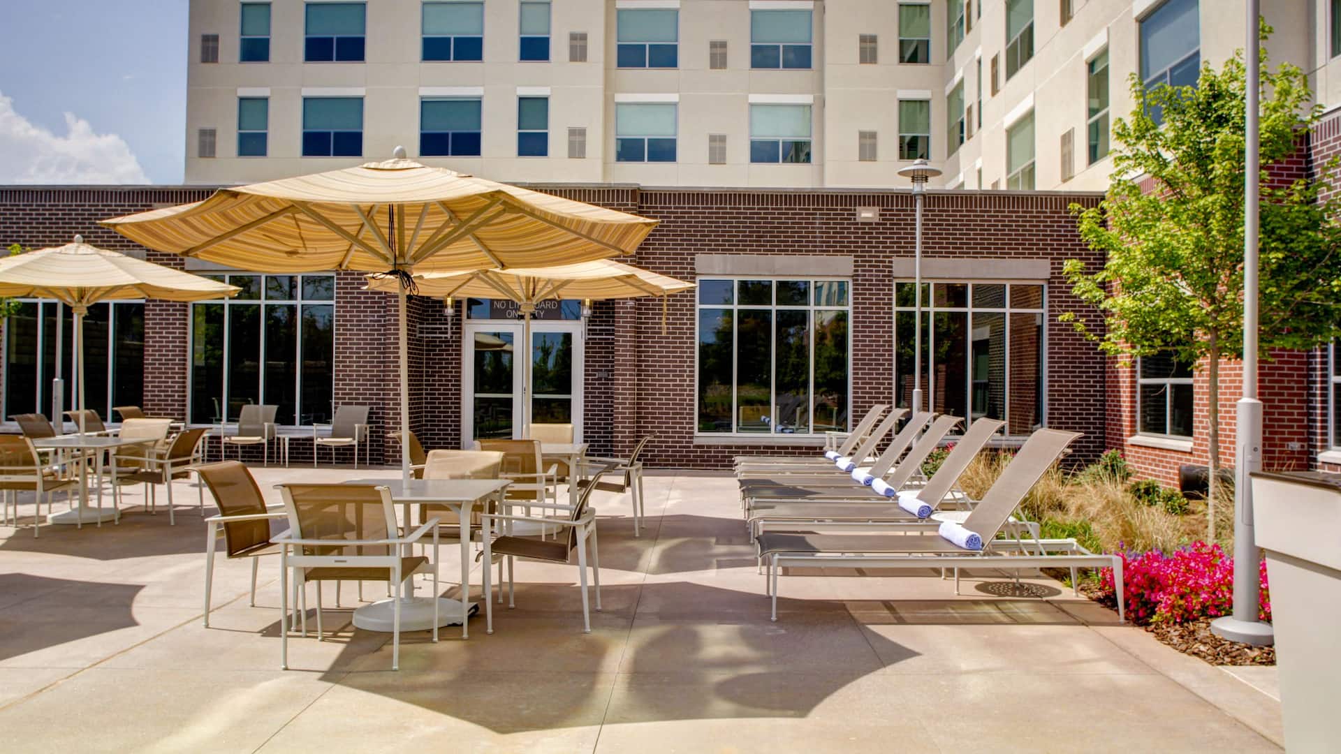 Hyatt House Atlanta/Cobb Galleria Poolside Back Patio
