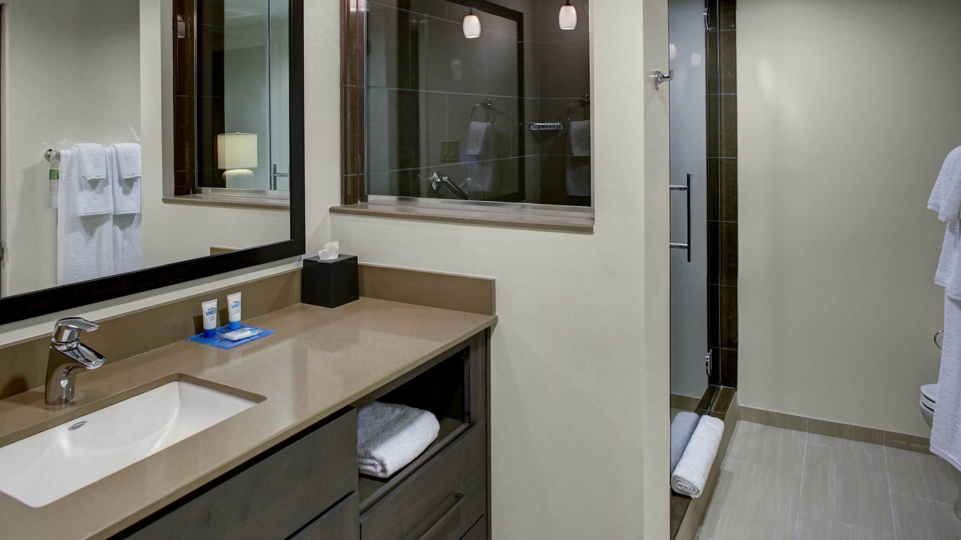 2 de 6 Hyatt House Atlanta/Cobb Galleria Guest Bathroom Walk in Shower