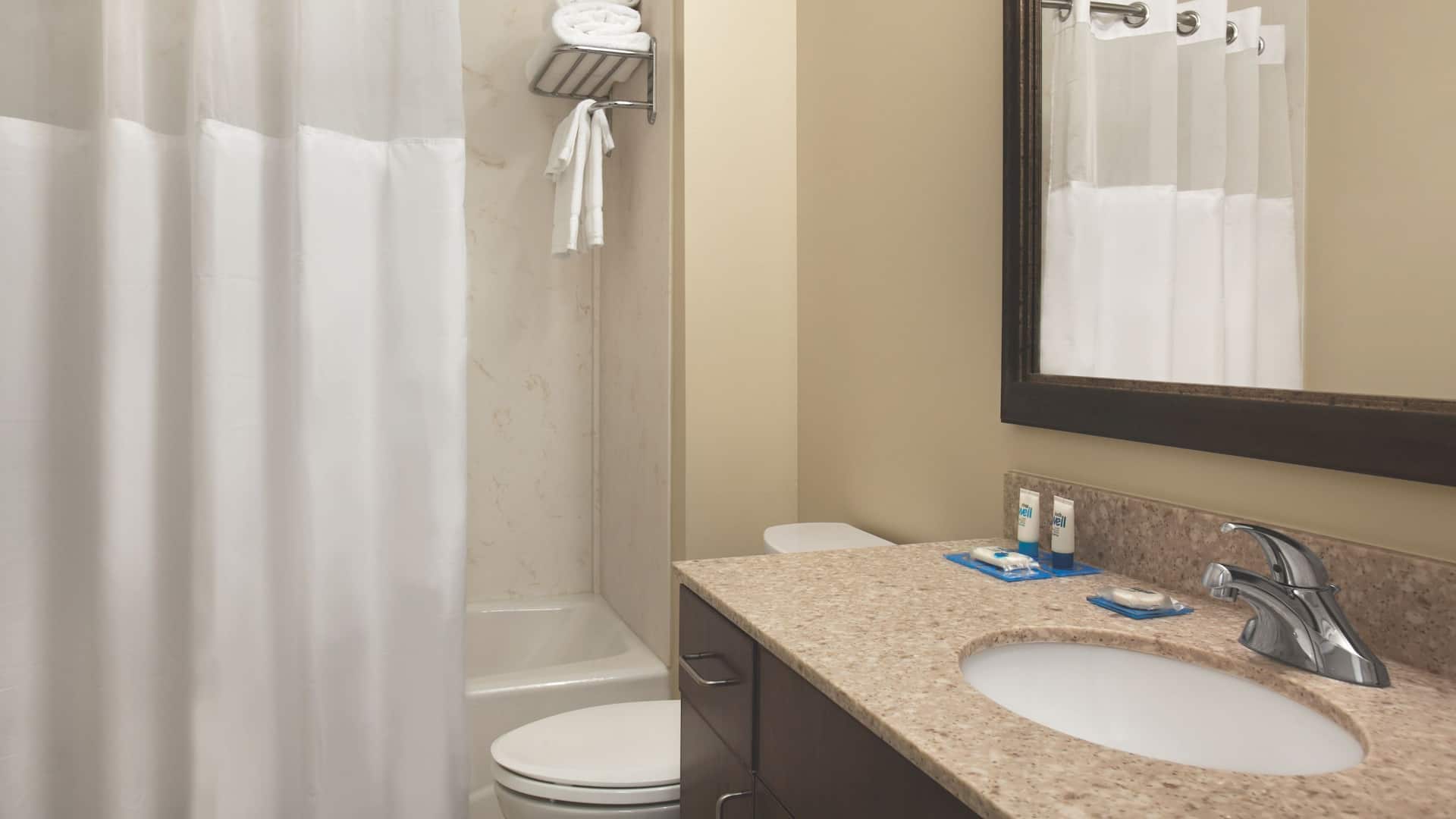 2 de 6 Hyatt House Minot Suite Bathroom