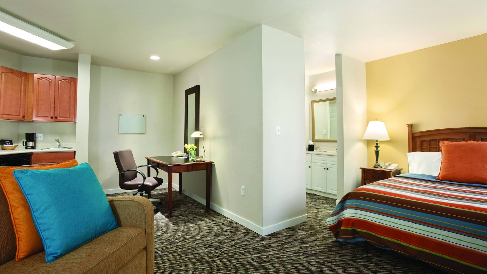 Hyatt House Philadelphia/Plymouth Meeting Suite Bedroom