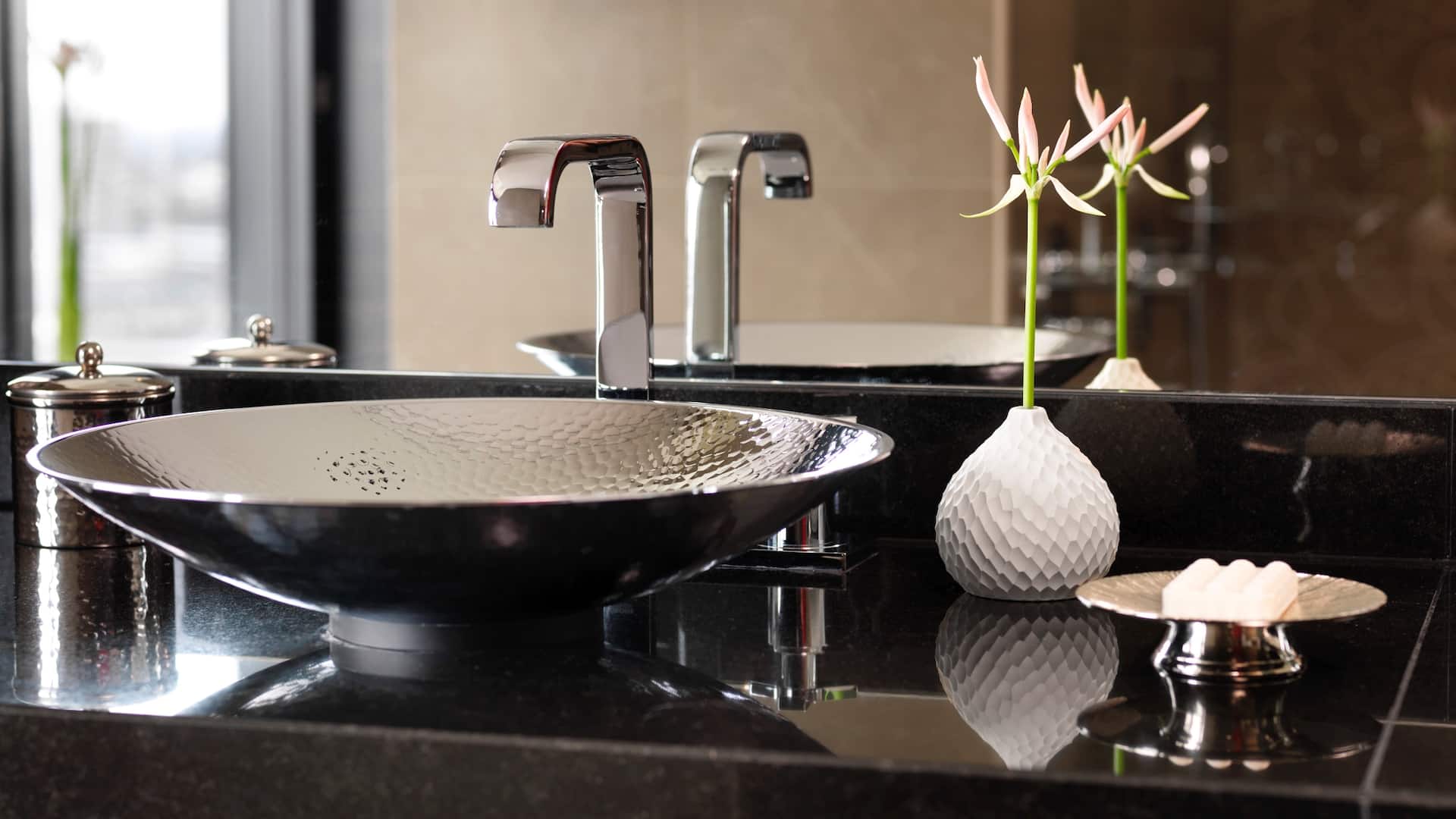 3 de 5 Hyatt Regency Dusseldorf bathroom with metal colored washbasin and mirror