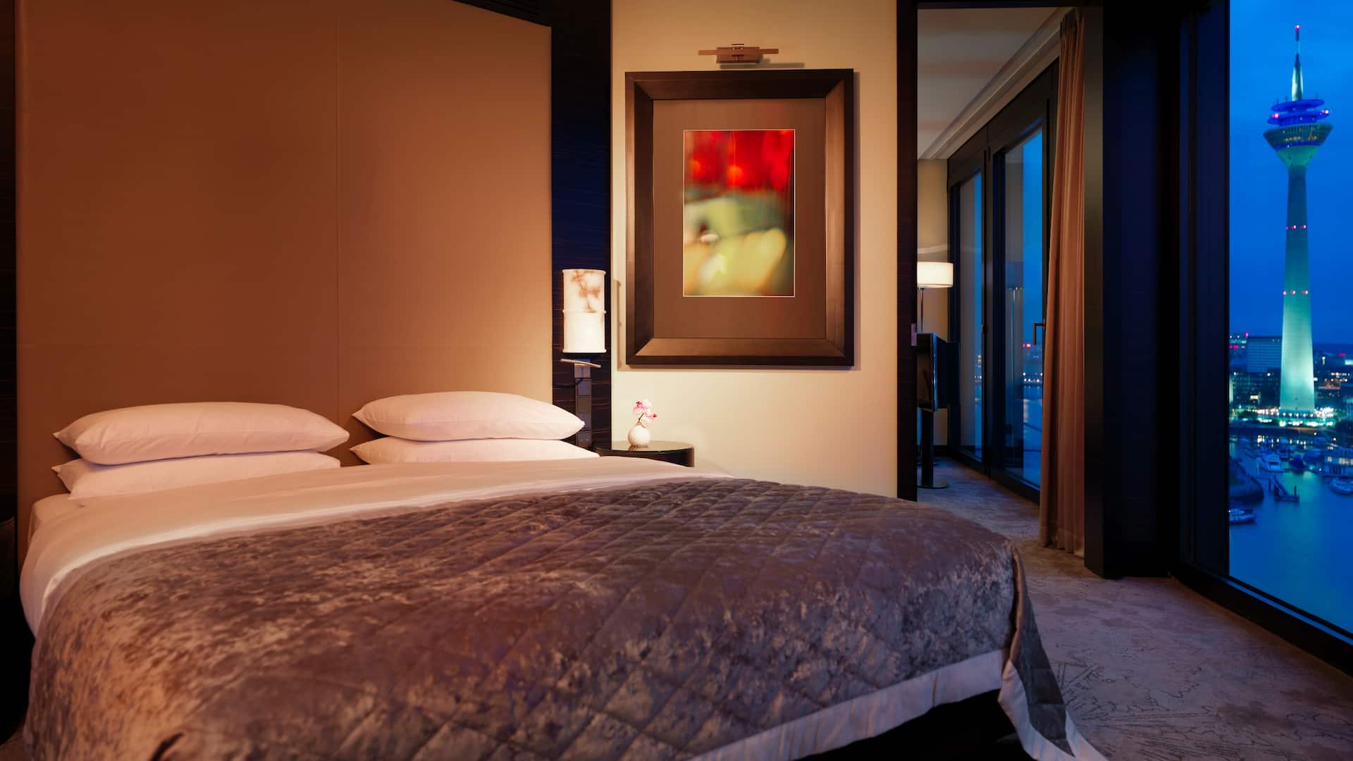 Regency Suite mit Blick auf den Medienhafen und die Stadt Düsseldorf im Hyatt Regency Düsseldorf.