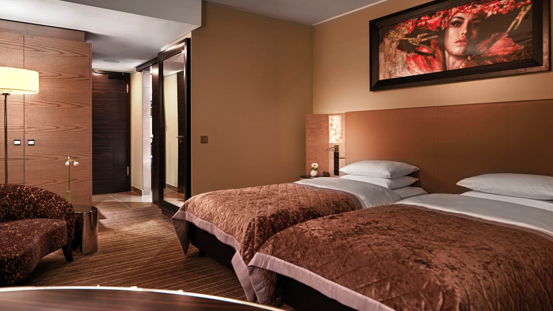 2 de 5 Twin bed room at the Hyatt Regency Dusseldorf, two separate beds, wardrobe, closed bathroom in warm earth tones