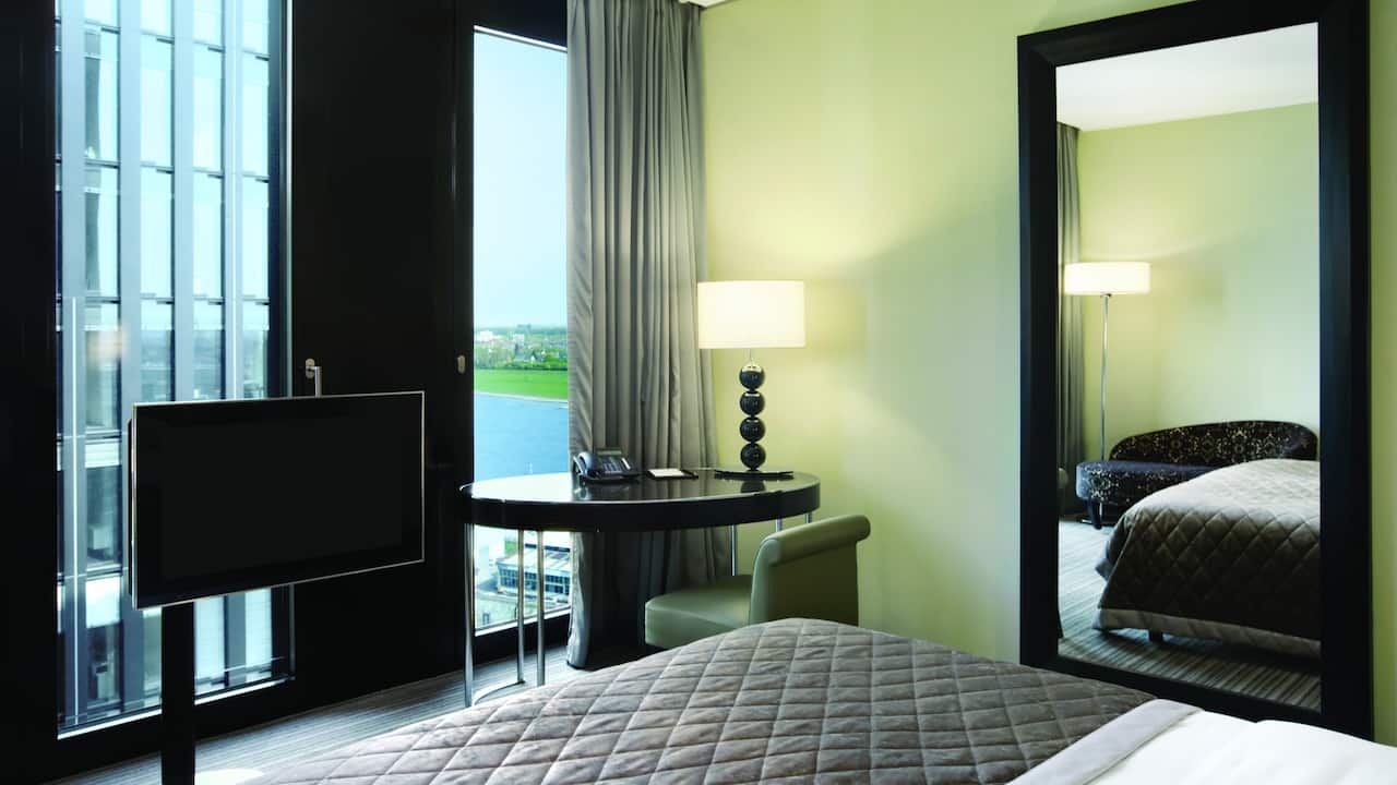 Zimmer mit King Bett und Club Zugang im Hotel Hyatt Regency Düsseldorf