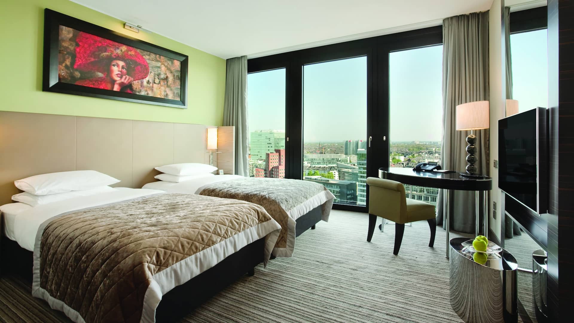 1 de 5 Zwei Bett Zimmer im Hyatt Regency Düsseldorf und blick auf den Medienhafen.