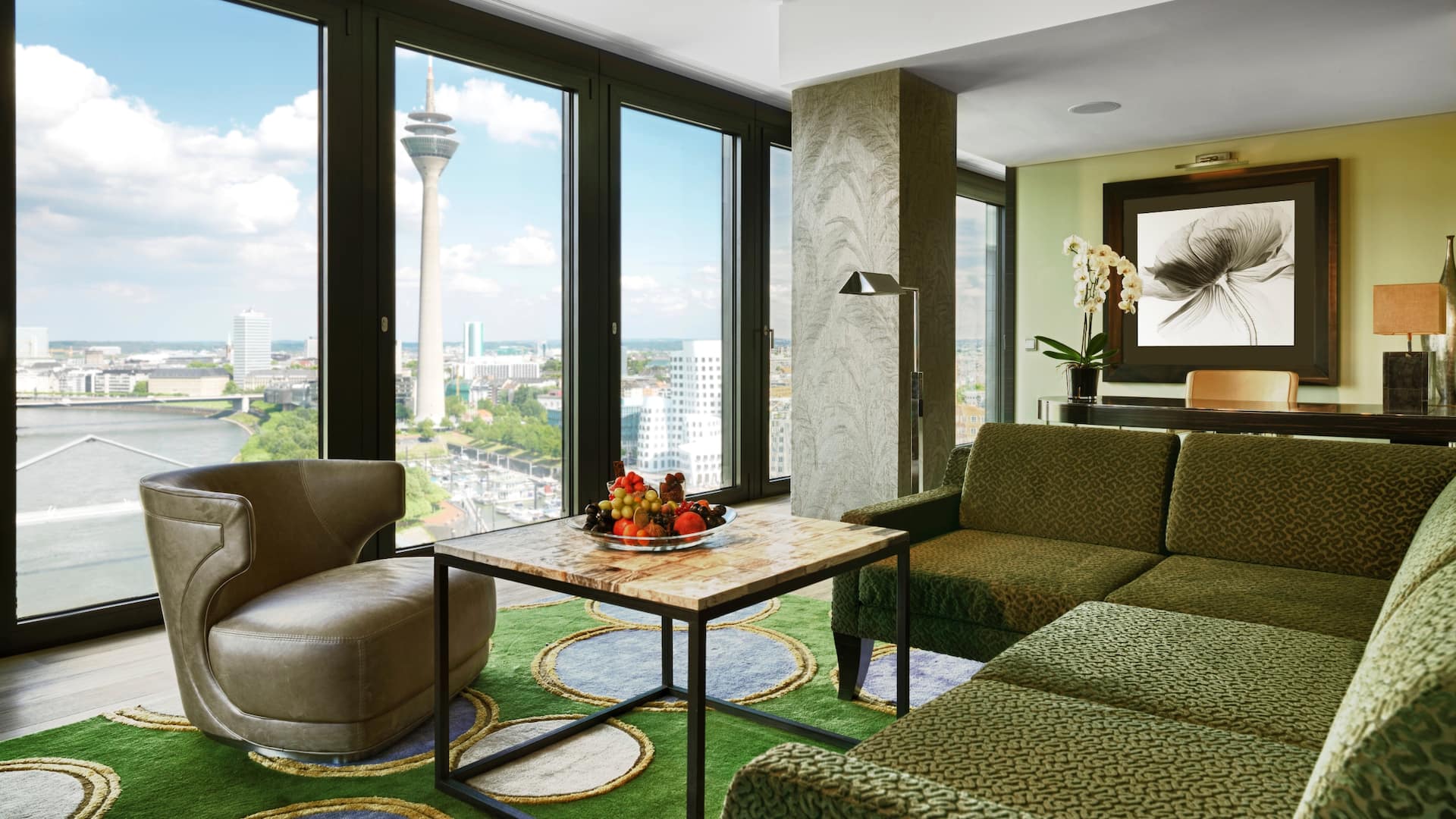 2 de 6 Hyatt Regency Dusseldorf Executive Suite Living Room