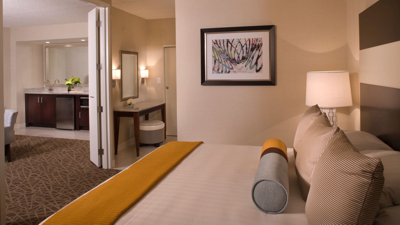 Rooms Hyatt Regency Suites Atlanta Northwest Guestroom