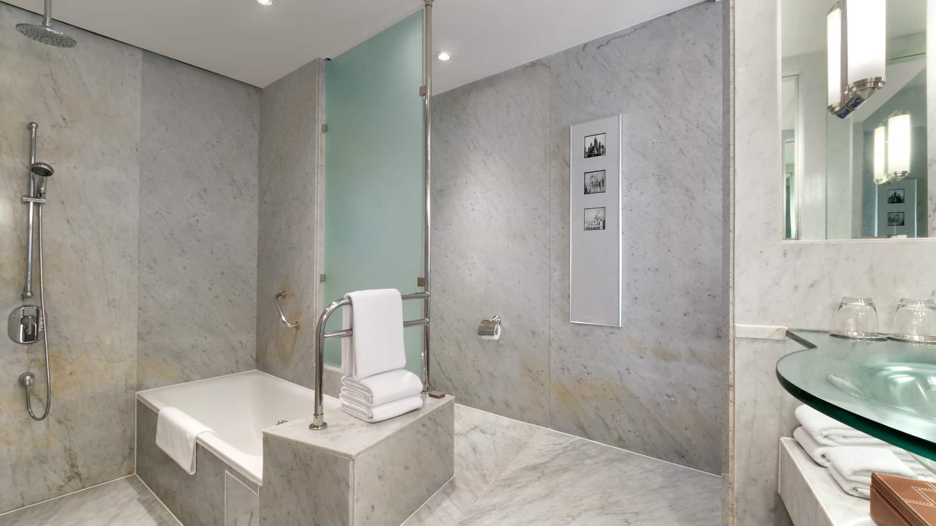 第 5，共 5 Hyatt Regency Kolkata Guest Bathroom