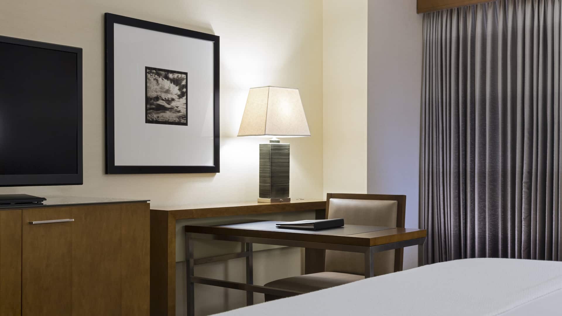 2 de 3 Hyatt Regency Denver at Colorado Convention Center King Guestroom Model Room Detail