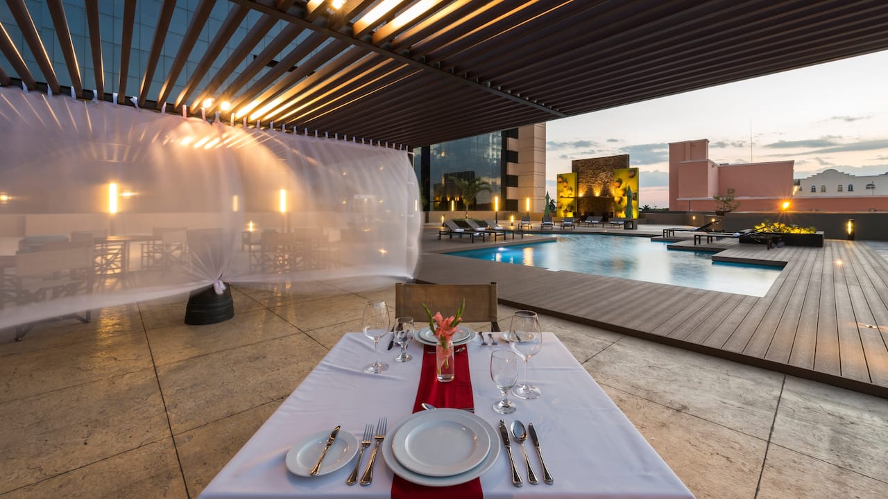 Merida Poolside Dining