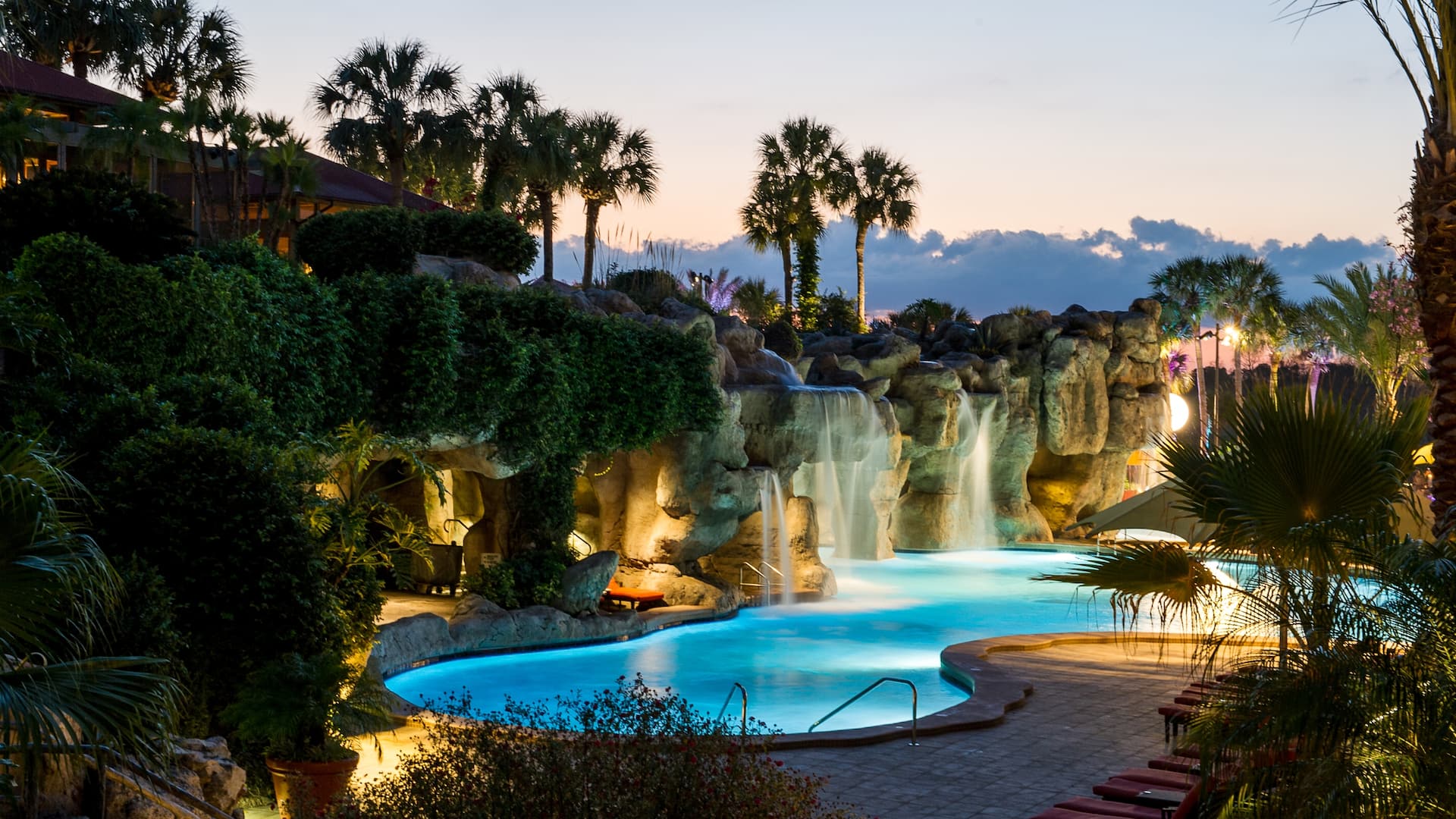1 de 4 Hyatt Regency Grand Cypress Pool at Night