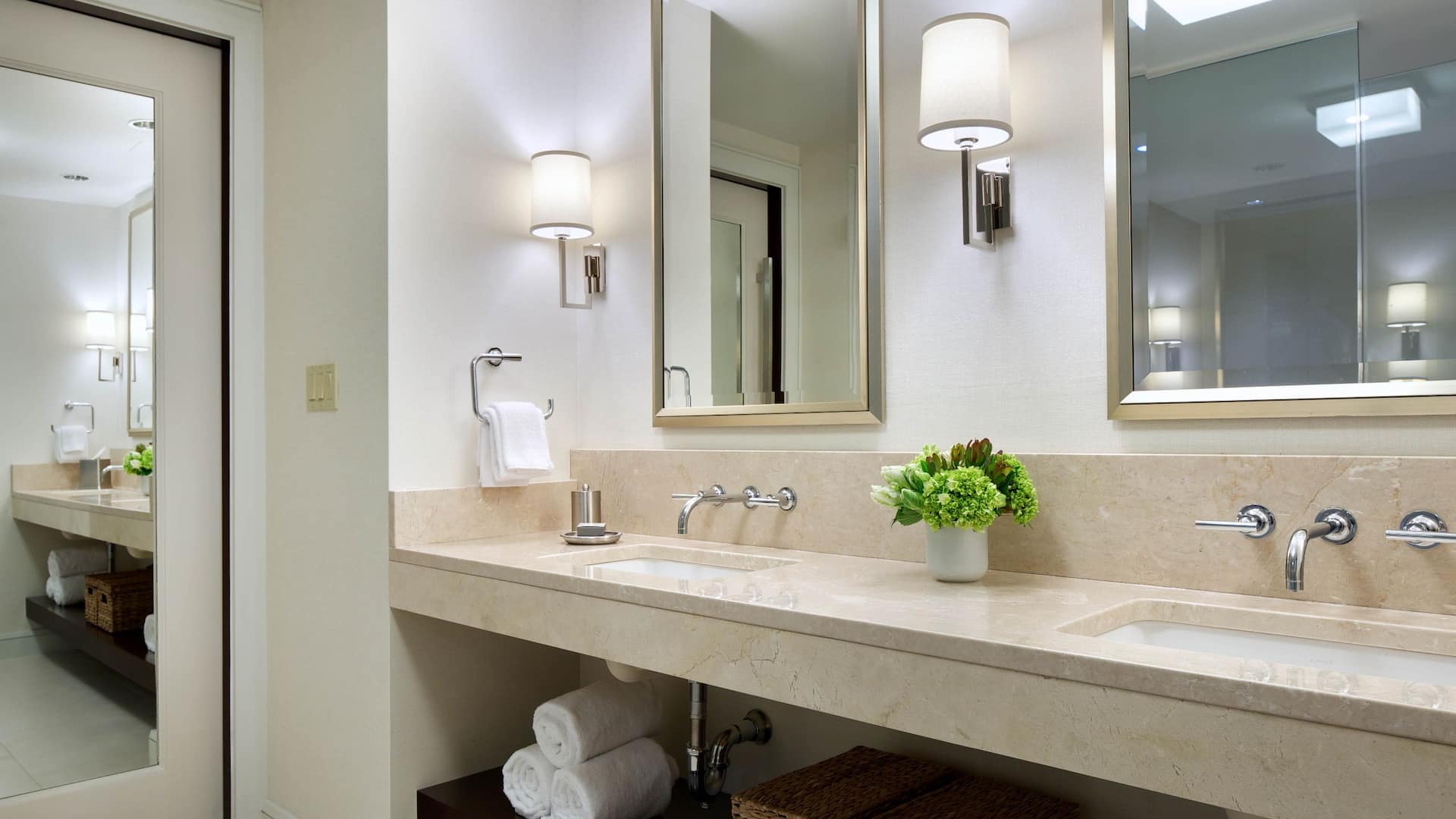 4 de 5 Hyatt Regency Boston Commonwealth Suite Bathroom