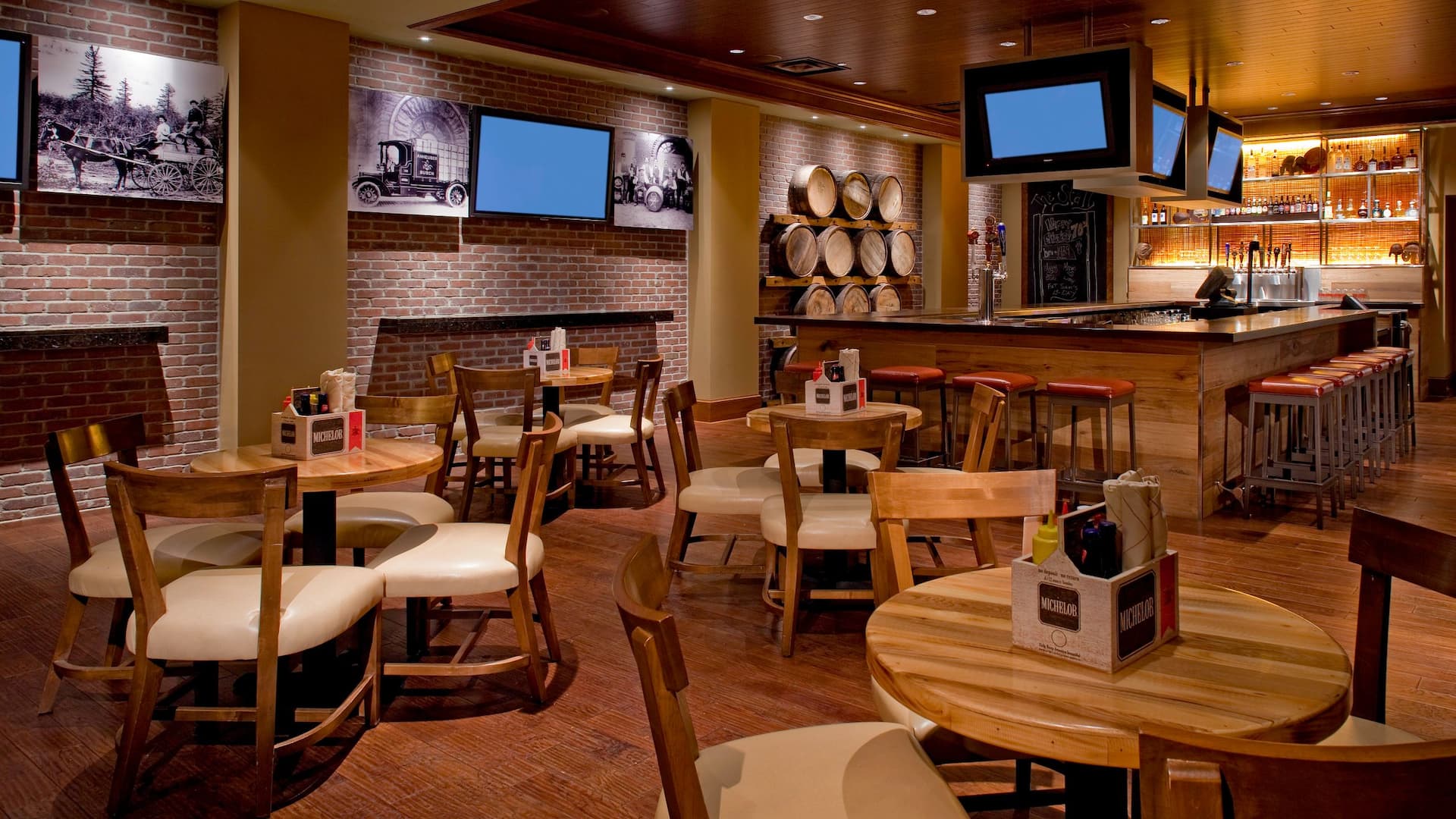 Hyatt Regency St. Louis at The Arch Brewhouse Restaurant