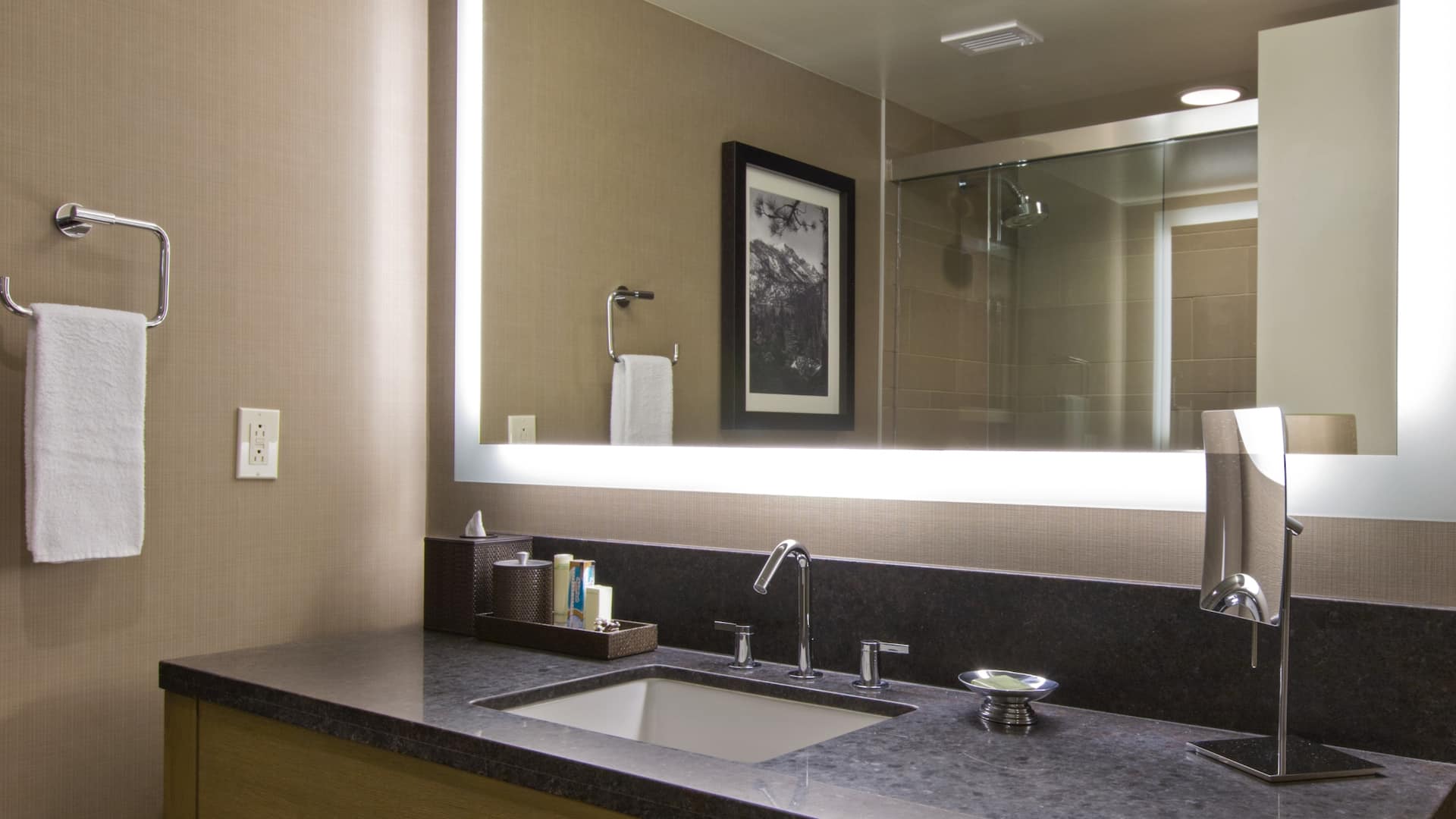 2 de 2 Hyatt Regency Lake Tahoe Resort, Spa and Casino Deluxe Bathroom