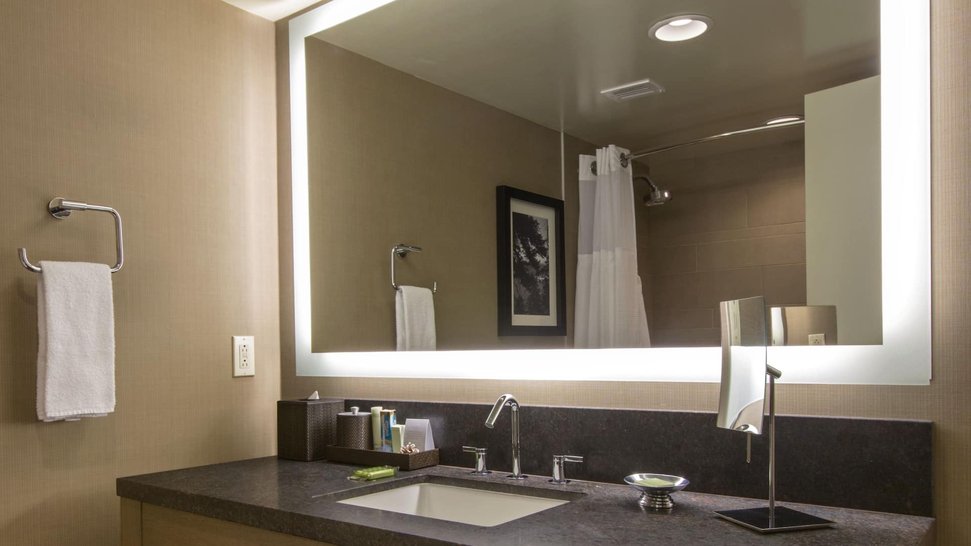 2 de 2 Hyatt Regency Lake Tahoe Resort, Spa and Casino Deluxe Bathroom with Tub