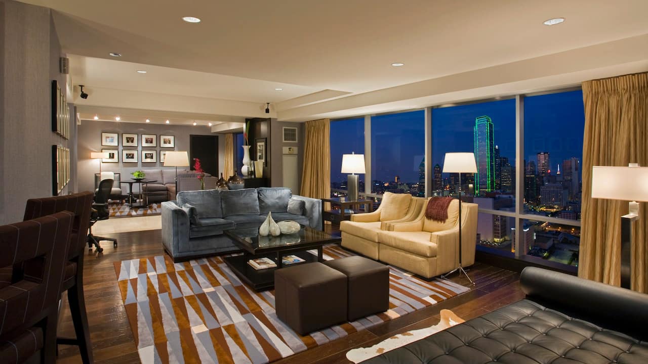 King-sized bed in hotel room Hyatt Regency Dallas