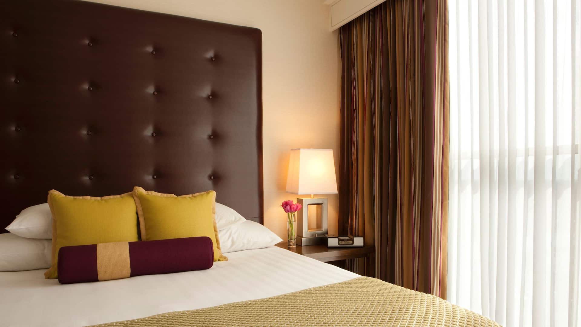 1 de 2 Hyatt Regency Orange County King Suite