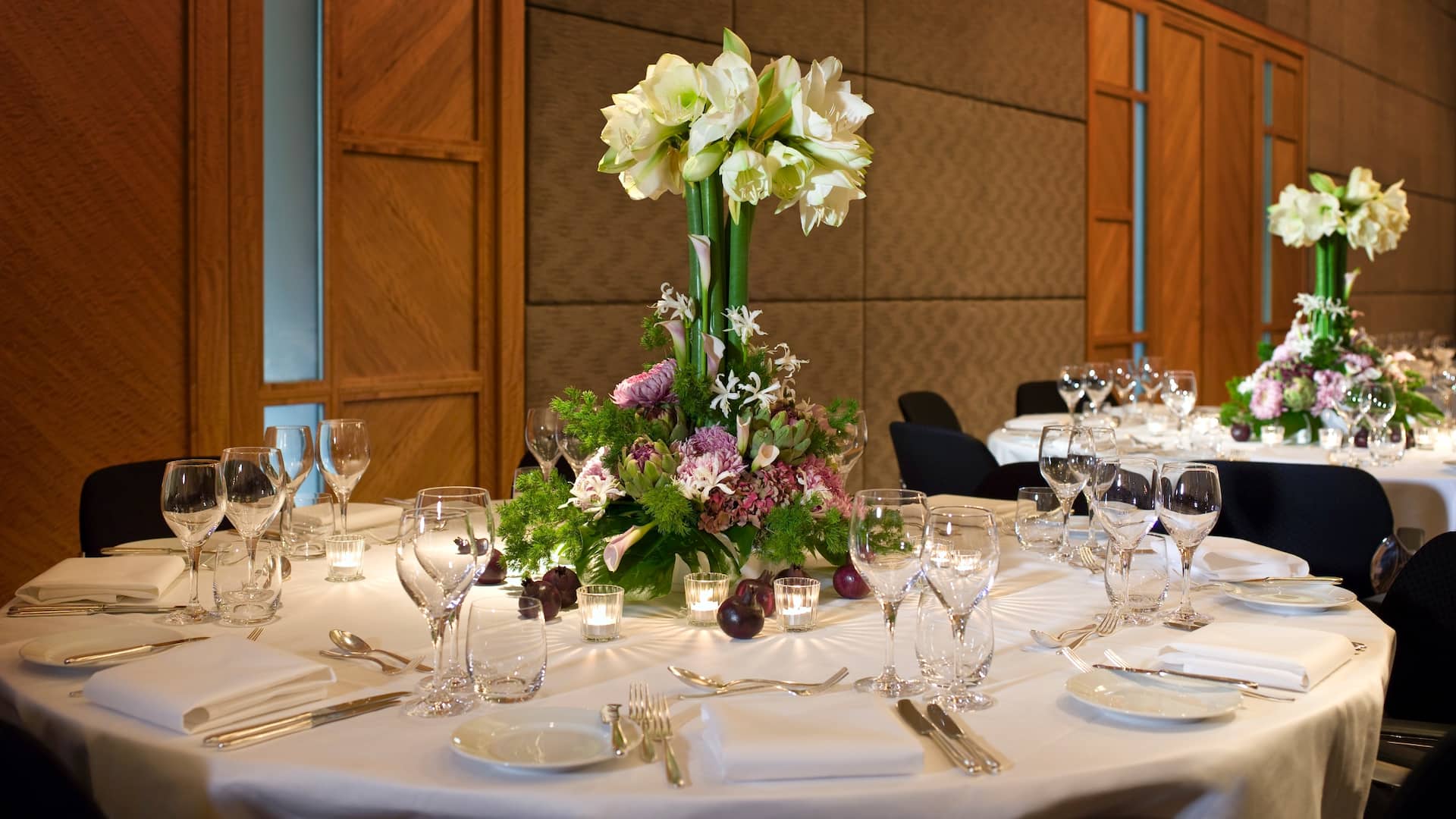 Festive round table in the ballroom of Hyatt Regency Mainz