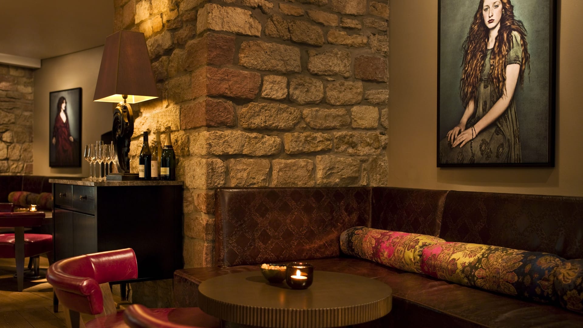 Cozy seating area with round table and painting on the wall at Malakoff bar