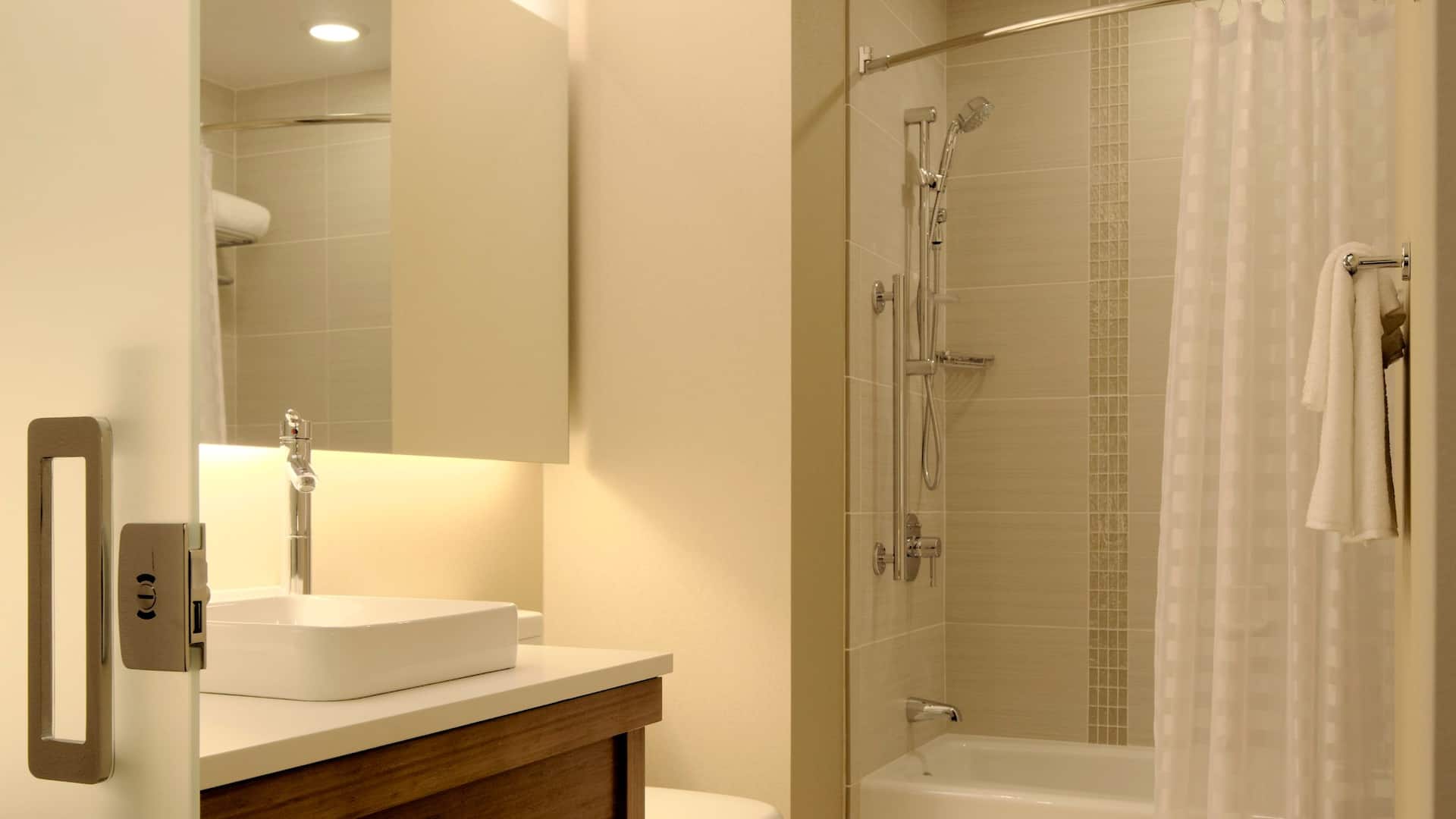 3 из 3 Hyatt Place HP_P057 Next-Gen Series 7 Bathroom