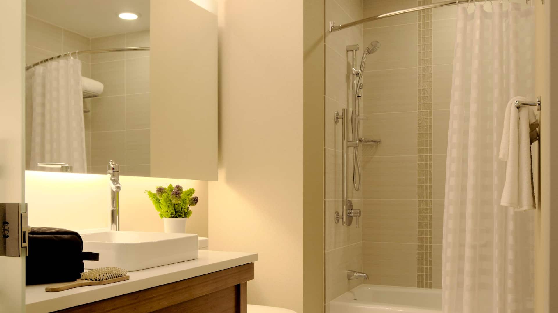 2 de 2 Hyatt Place HP_P058 Next-Gen Series 7 Bathroom