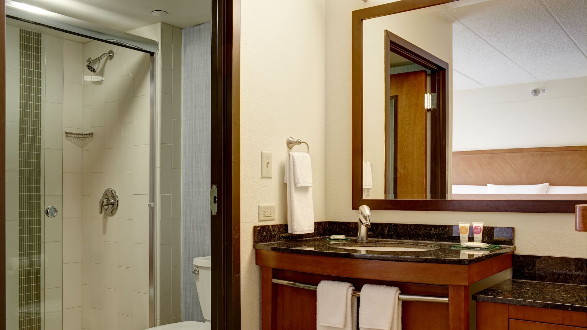 2 de 2 Hyatt Place HP_P141 Conversion Bath