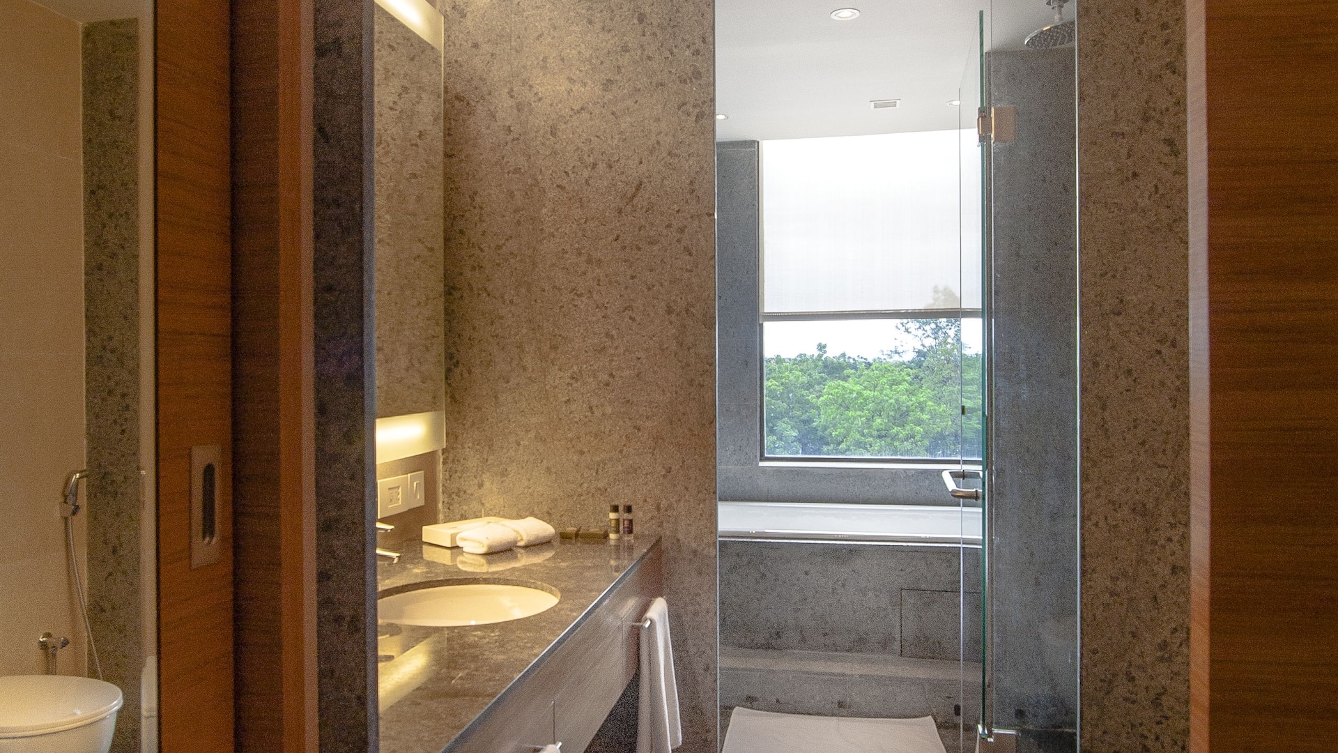 4 de 5 Hyatt Place Hampi Suite Bathroom
