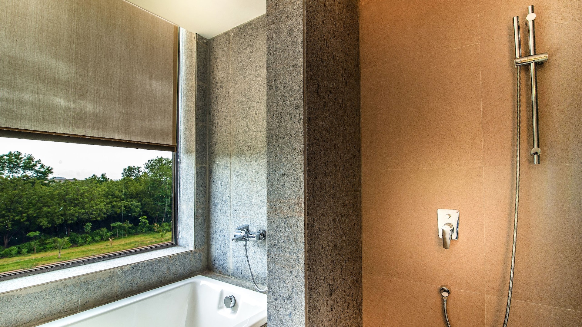 5 de 5 Hyatt Place Hampi Suite Bathroom