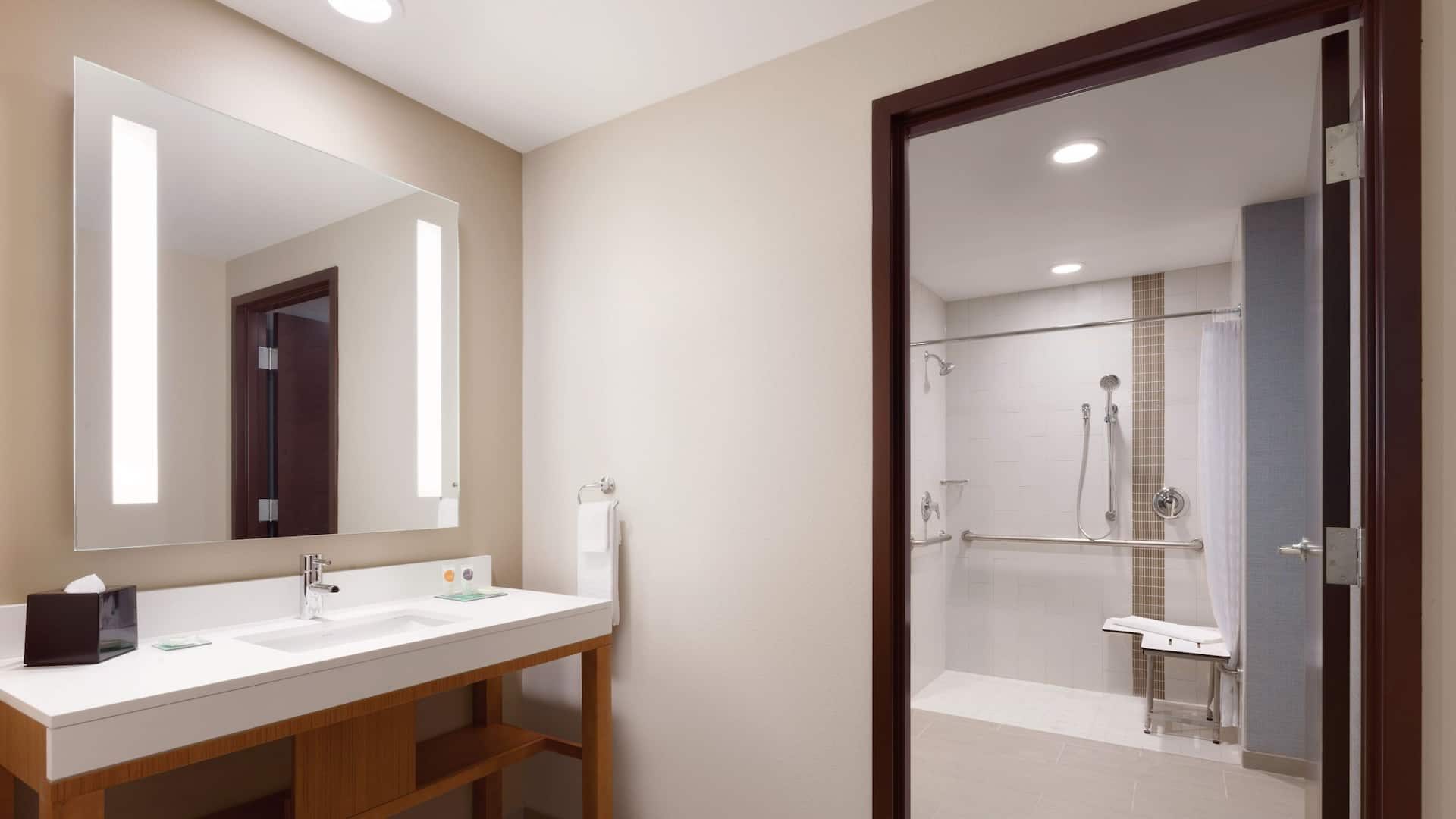 2 de 2 Hyatt Place St. Louis/Chesterfield Accessible Bathroom
