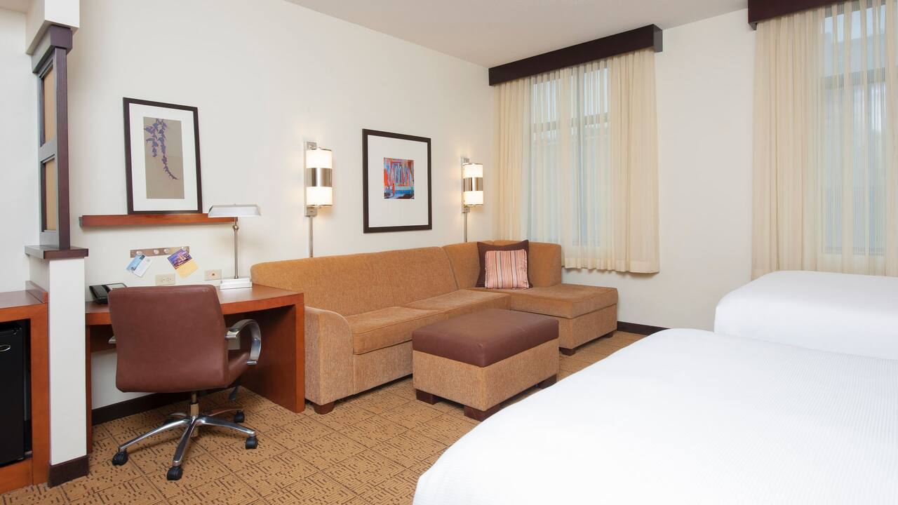 2 Queen Standard Rm w Cozy Corner