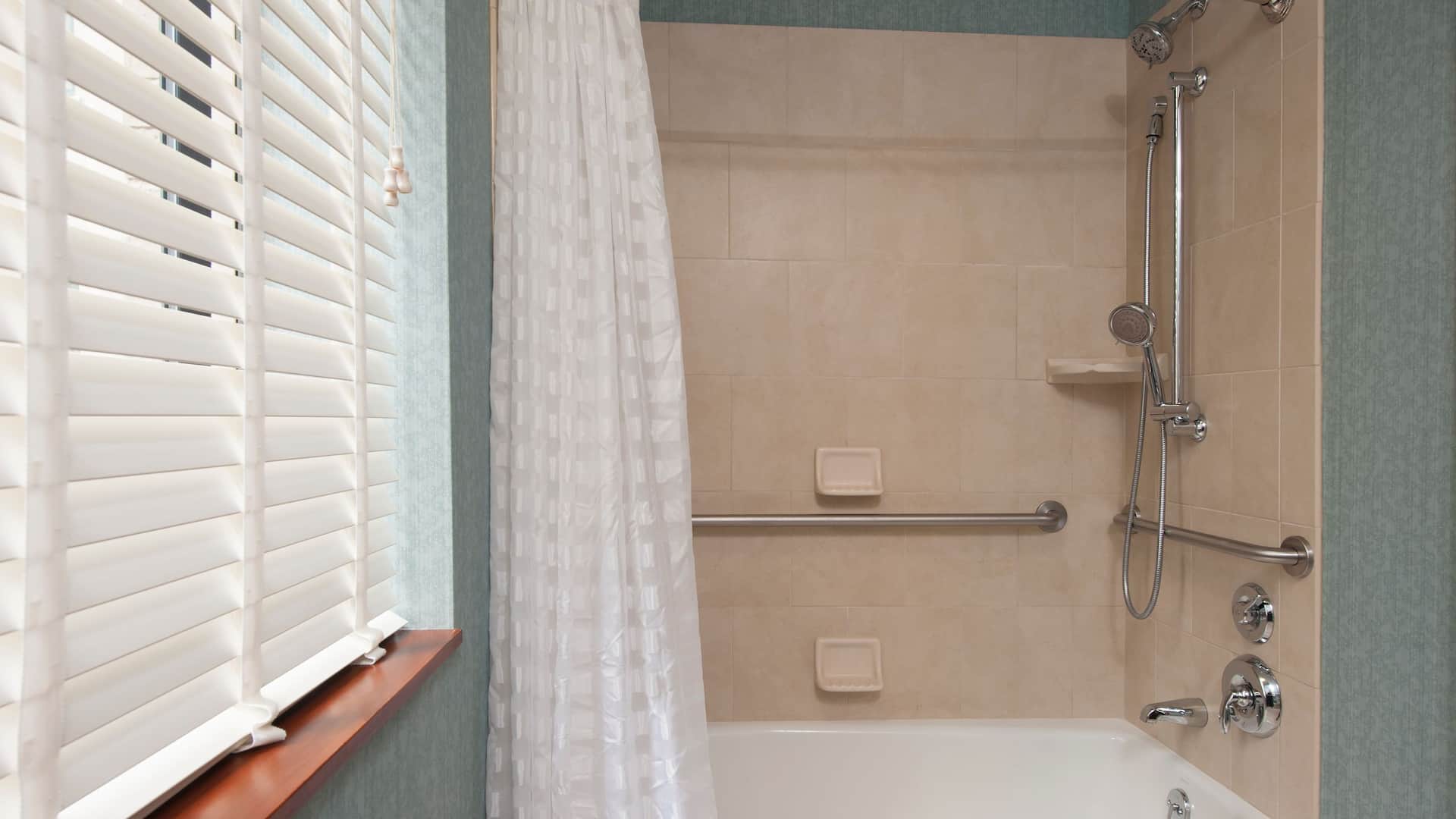 第 2，共 2 Hyatt Place Des Moines/Downtown Accessible Bathroom with Tub