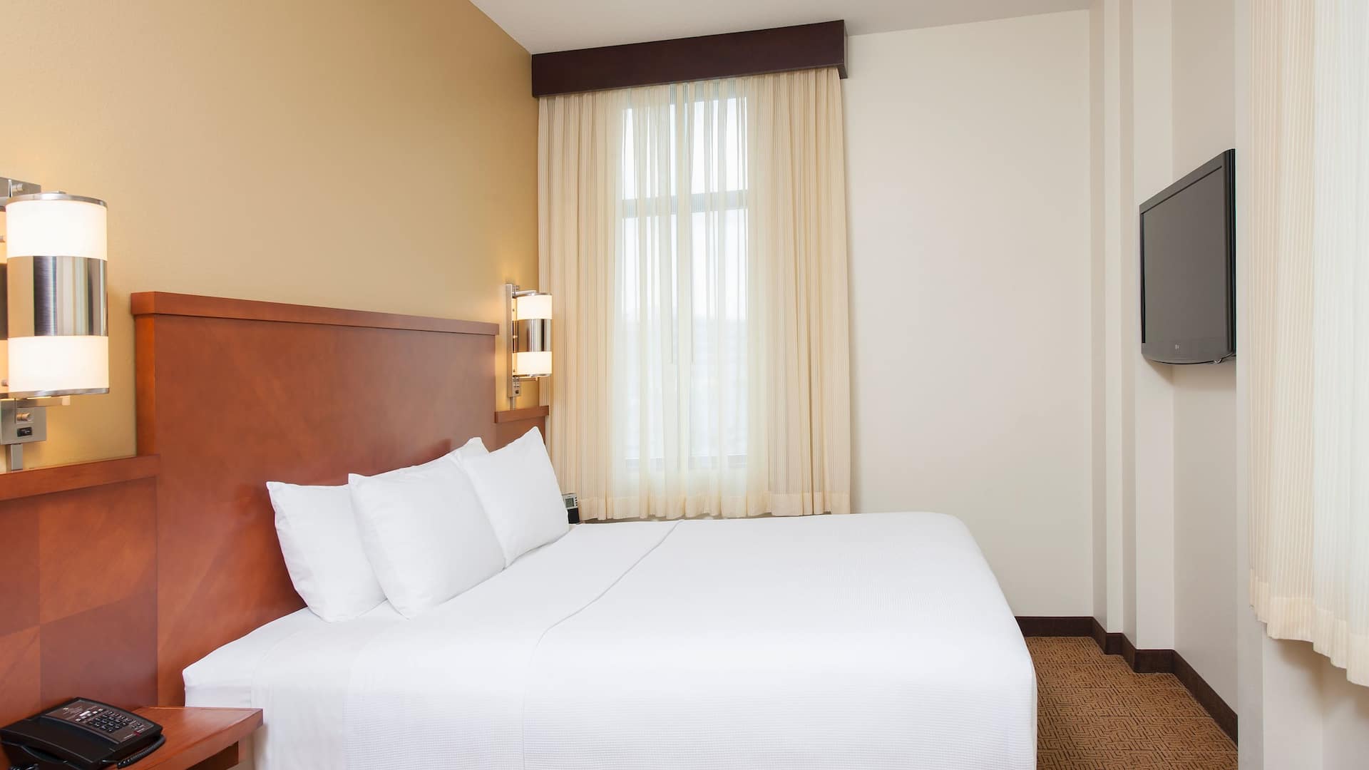 Hyatt Place Des Moines/Downtown Suite Bedroom