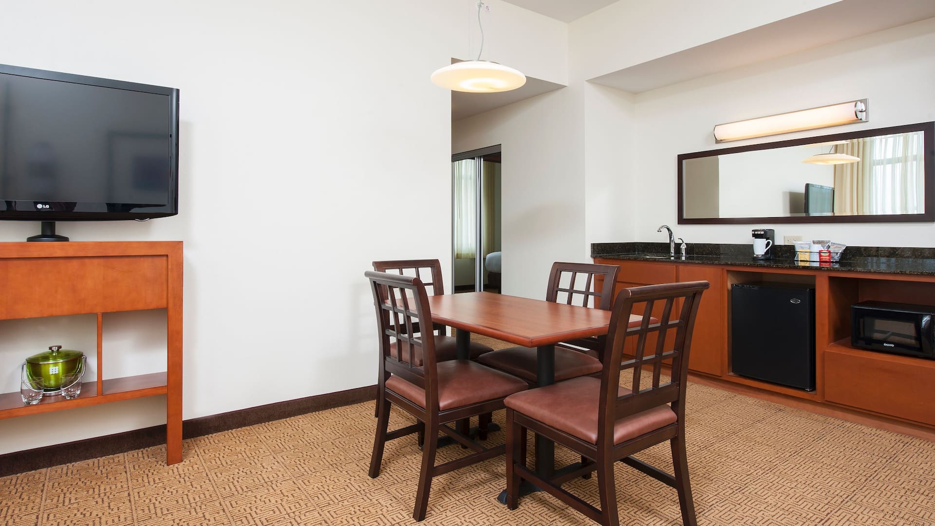Hyatt Place Des Moines/Downtown Suite Eating Area