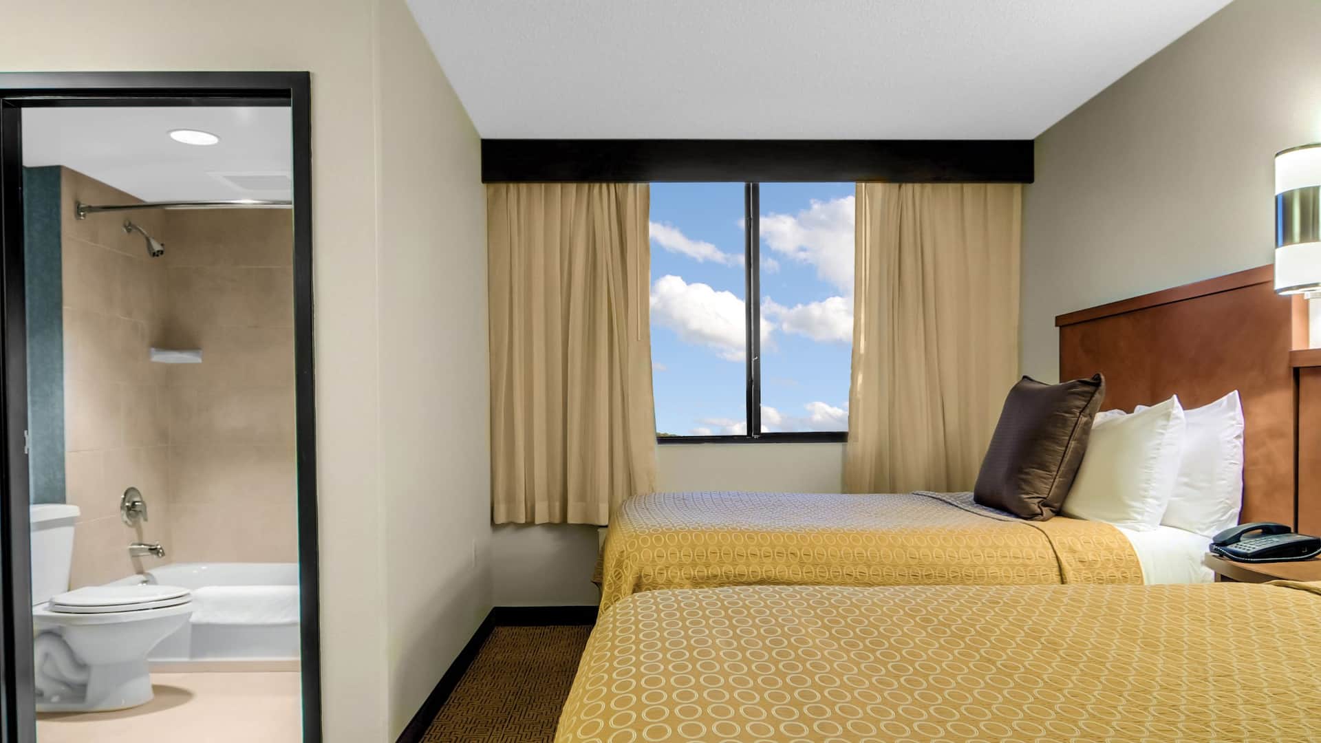 Hyatt Place Fort Lauderdale Cruise Port Double Queen Guestroom