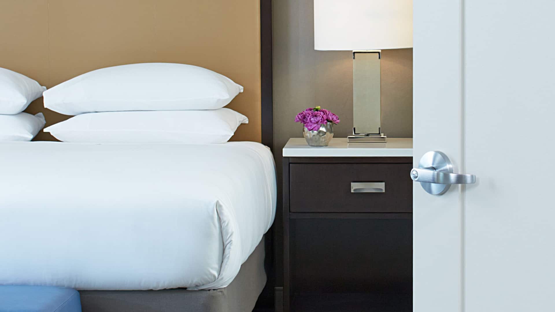 6 von 7 Hyatt Regency Atlanta Perimeter at Villa Christina Executive Suite Bed