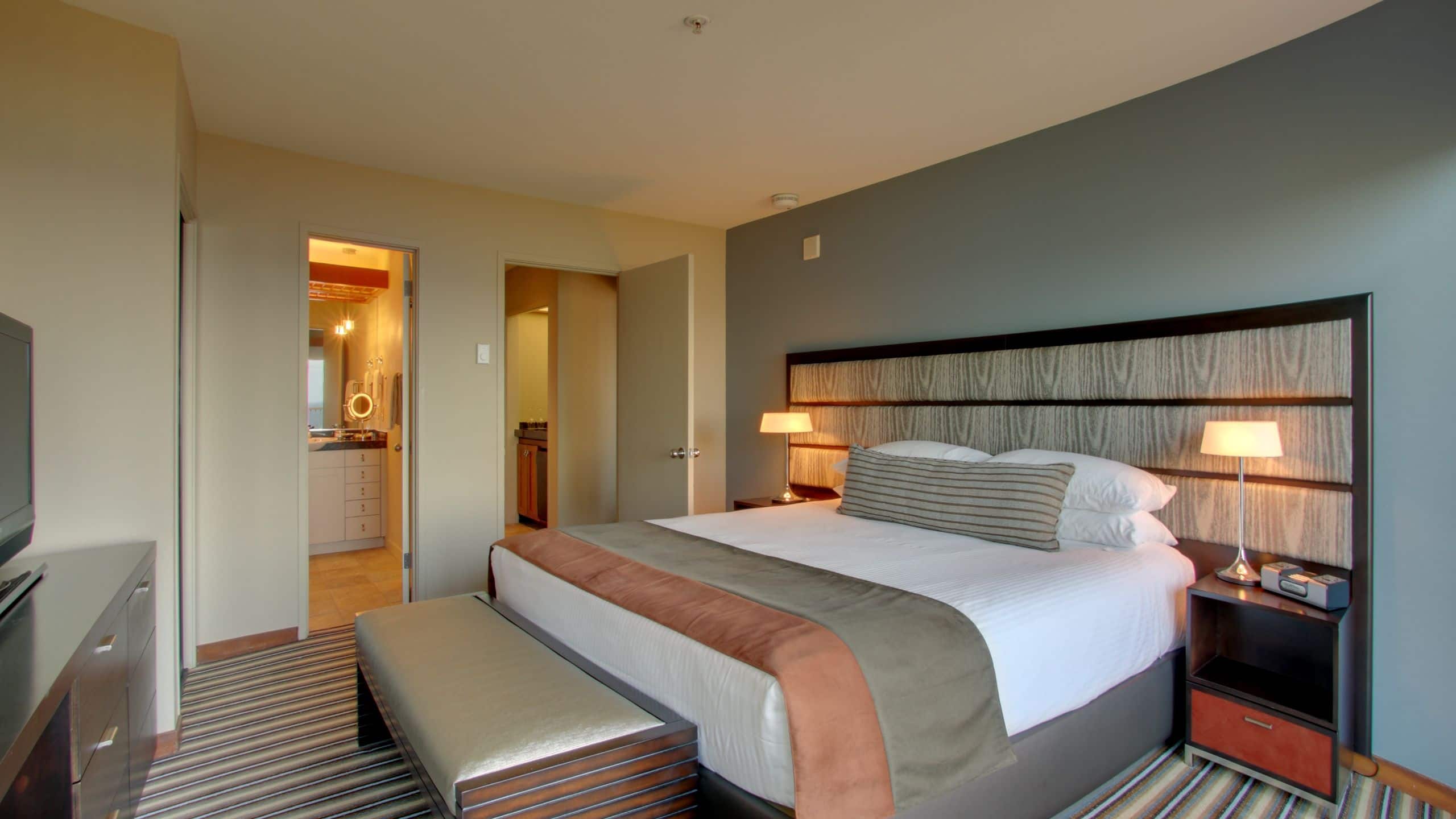 第 1，共 1 Hyatt Carmel Highlands, Overlooking Big Sur Coast & Highlands Inn, A Hyatt Residence Club Suite Bedroom