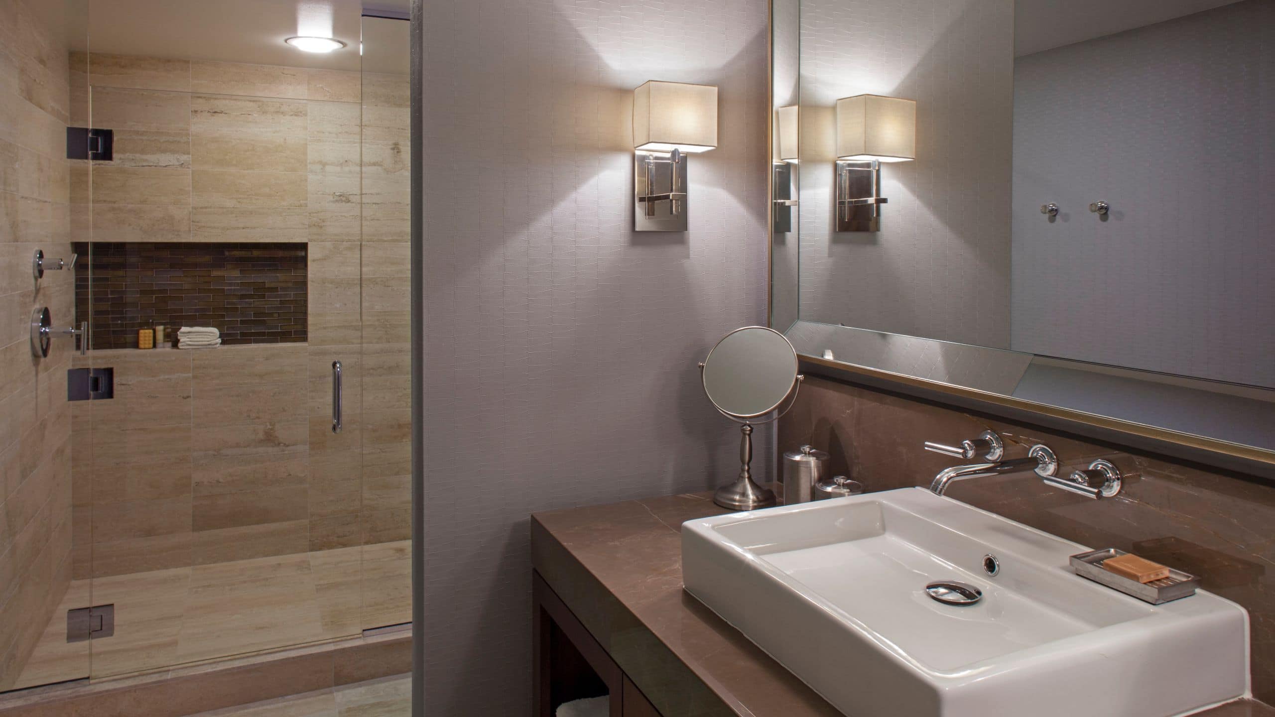 3 de 4 Hyatt Lodge Oak Brook Chicago Partner Suite Bathroom