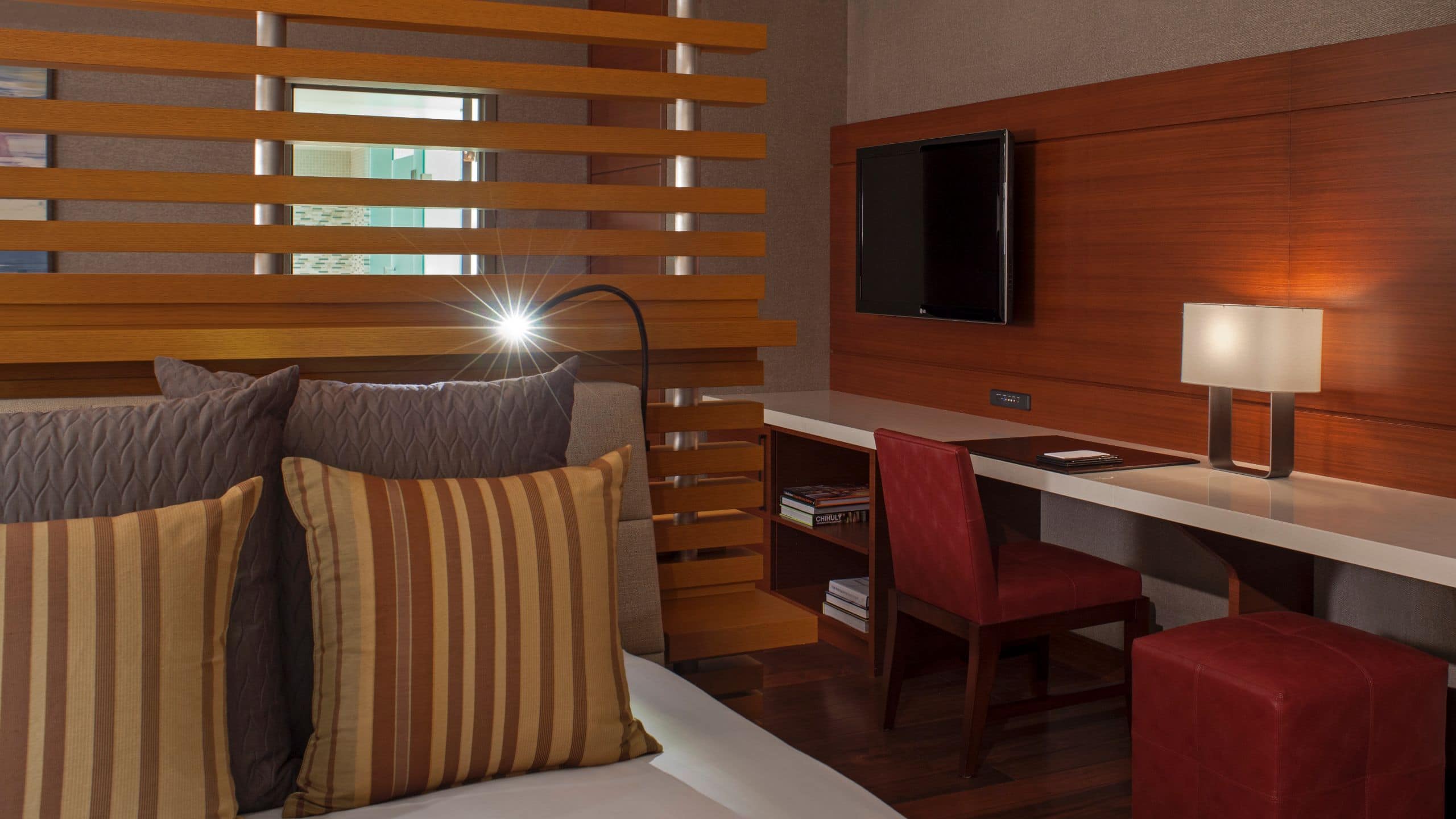 3 de 3 Hyatt Lodge Oak Brook Chicago Evergreen Suite King Bed Detail