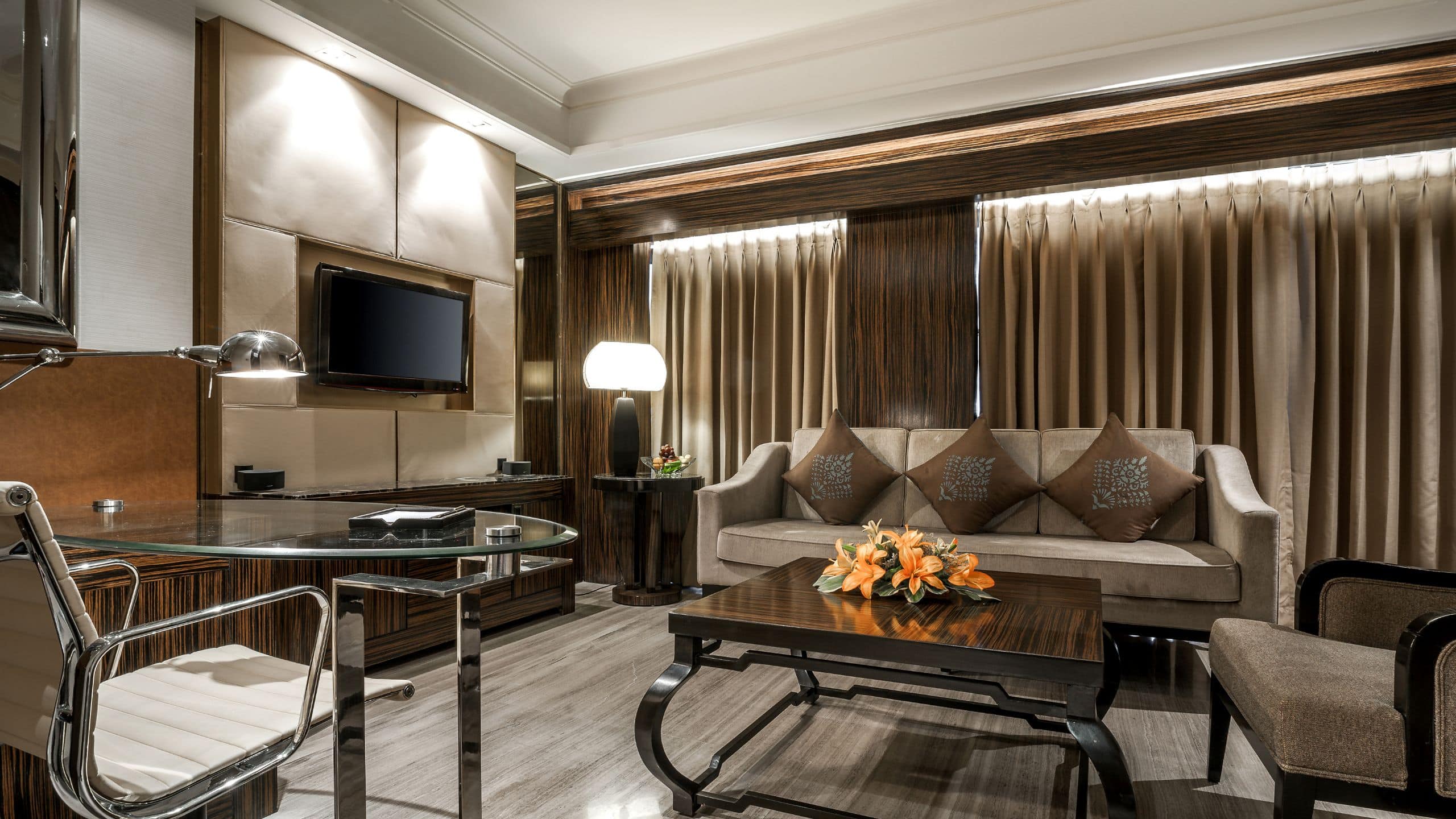 2/4 Hyatt Ahmedabad Executive Suite Living Space