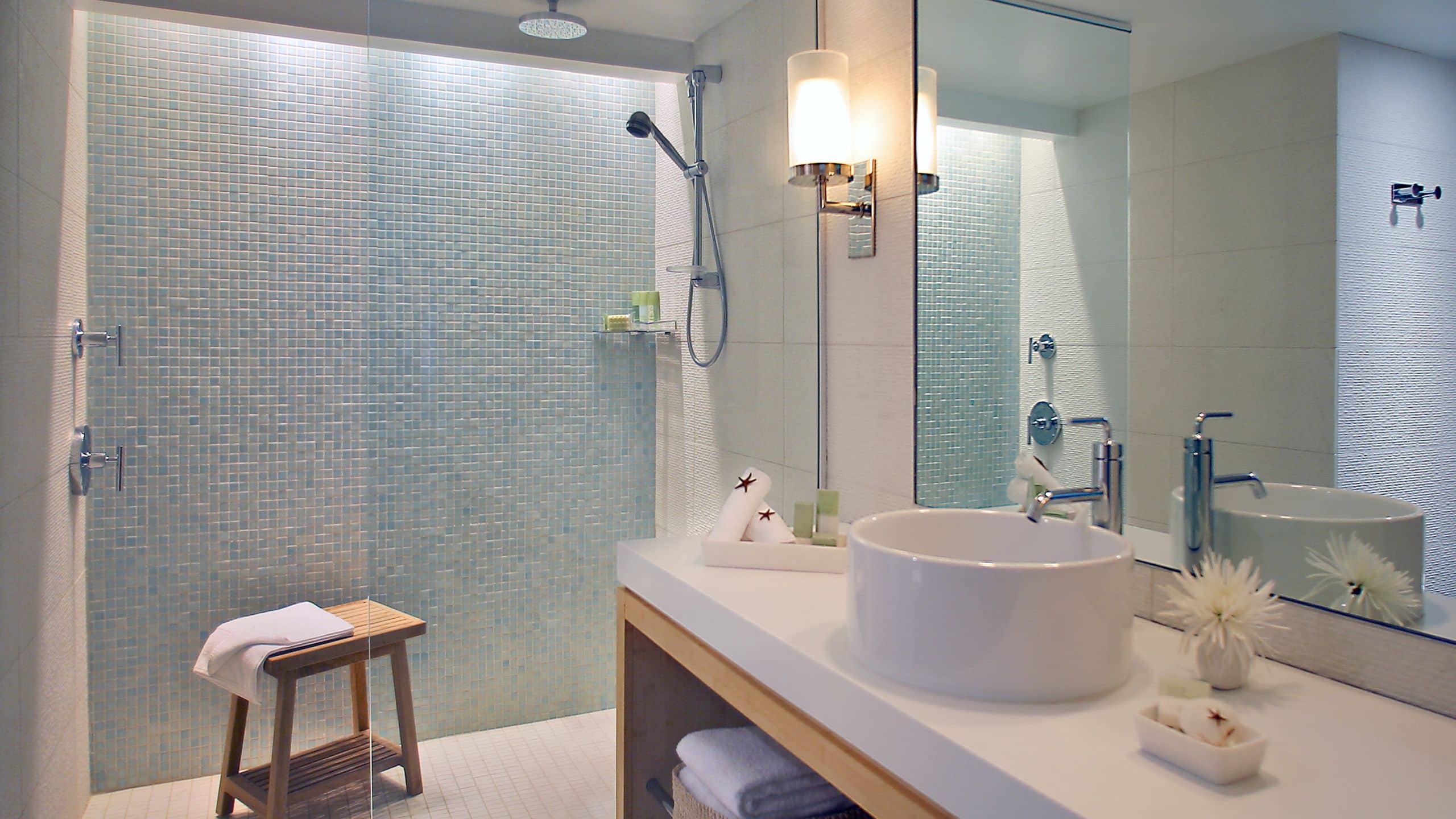2 von 3 Hyatt Centric Key West Resort & Spa Bathroom