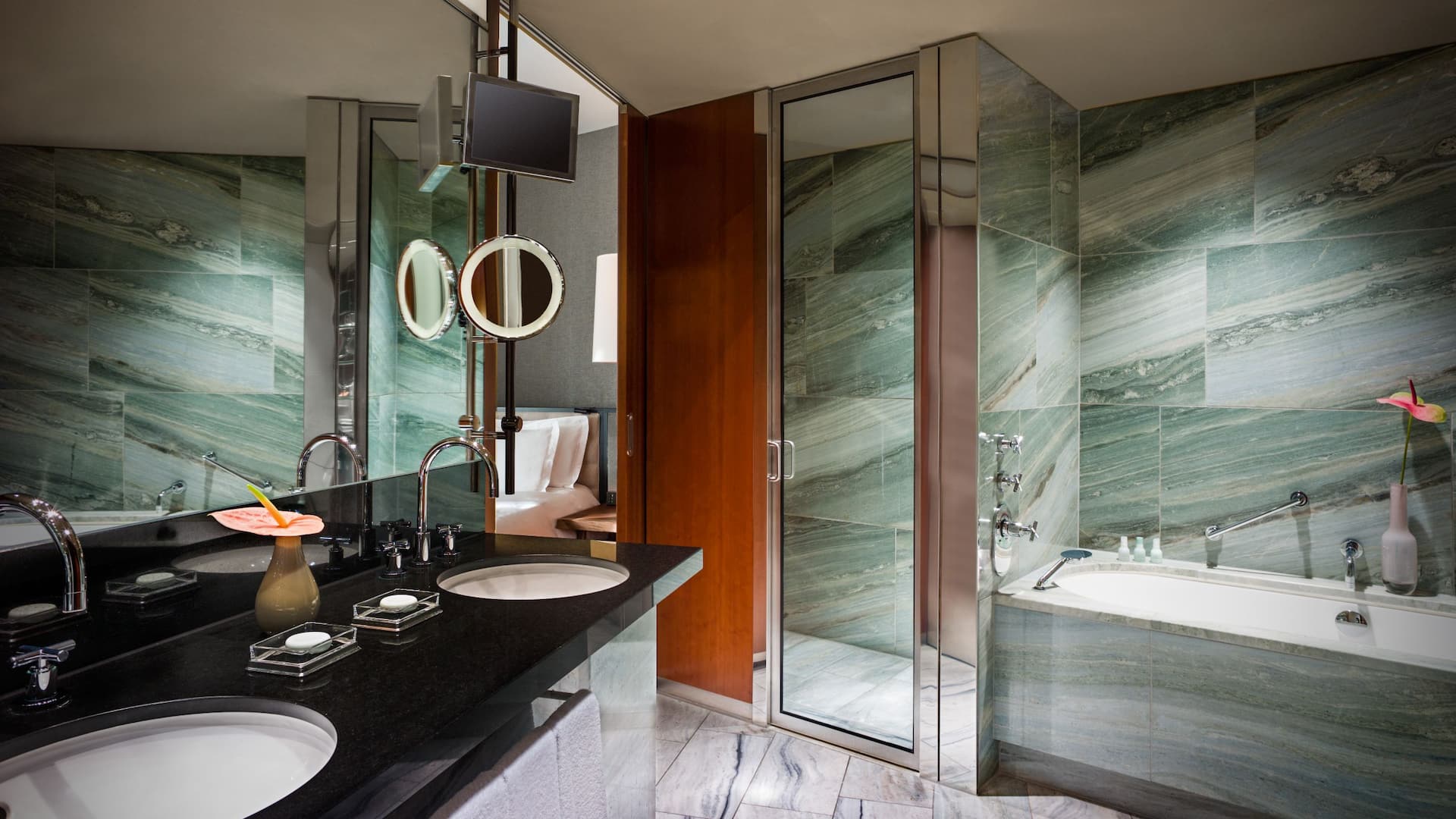 2 von 4 junior suite bathroom at grand hyatt berlin