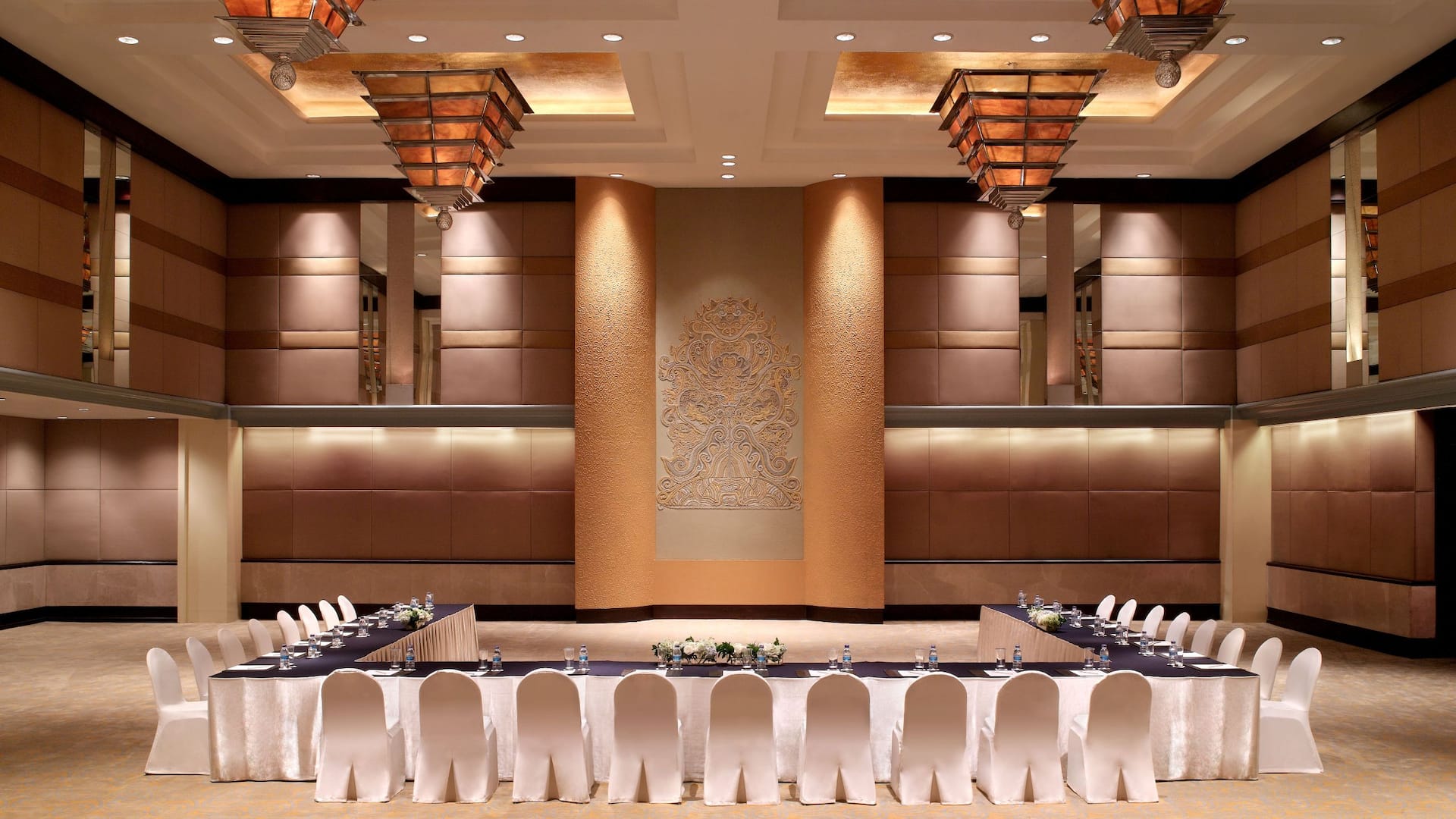 4 dari 5 The Grand Ballroom U-Shape Setup for Meetings The Grand Hyatt, Jakarta