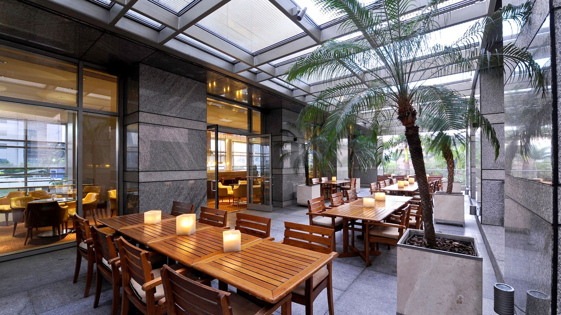 1 de 1 upstairs lounge