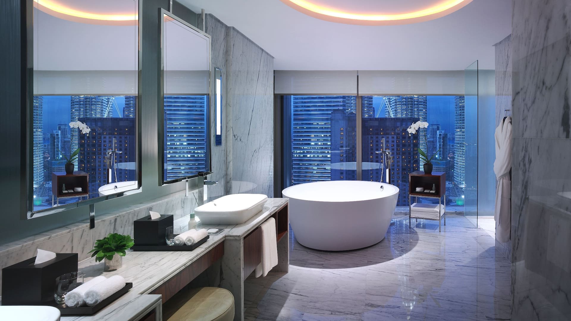 2 de 2 Grand Suite with Luxurious Bathroom and Oval Shape Marble bathtub, Grand Hyatt Kuala Lumpur
