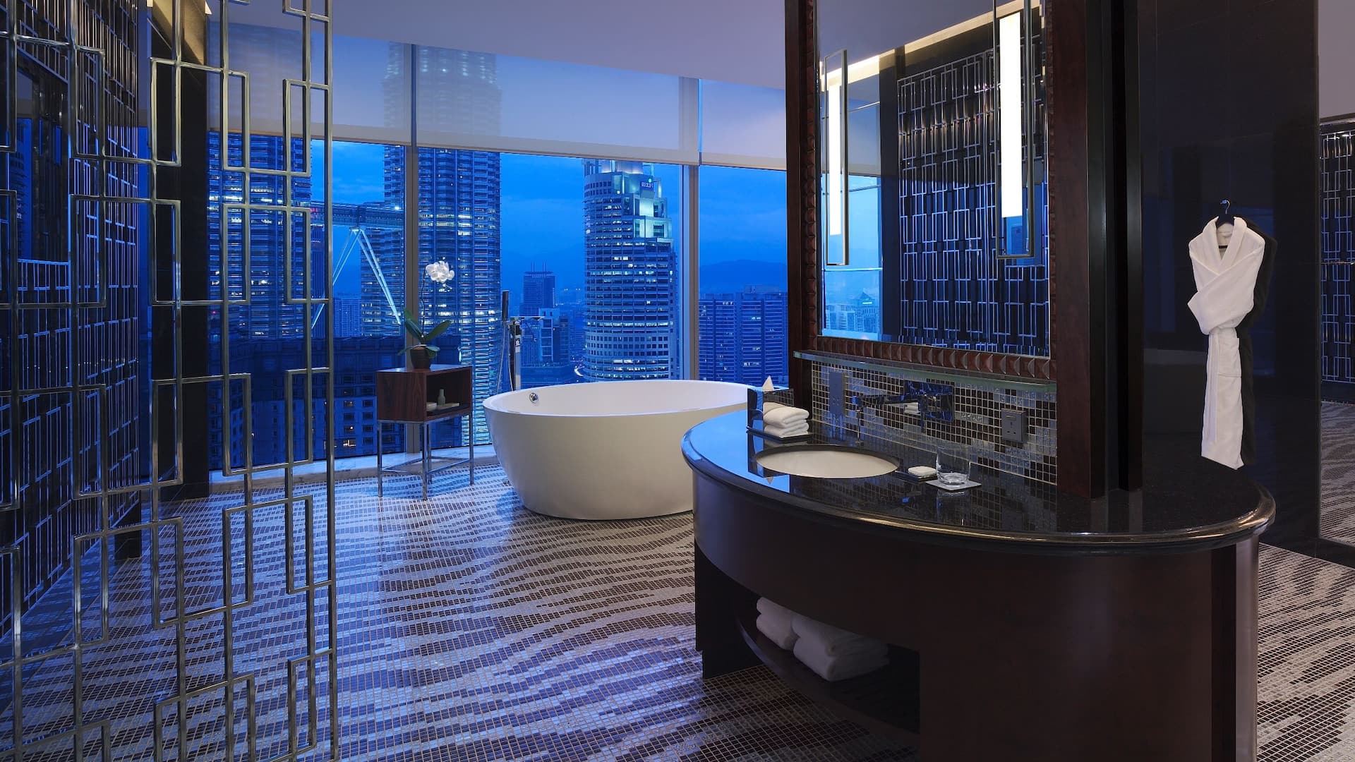 4 de 4 Presidential Suite bathroom at Grand Hyatt Kuala Lumpur, Malaysia