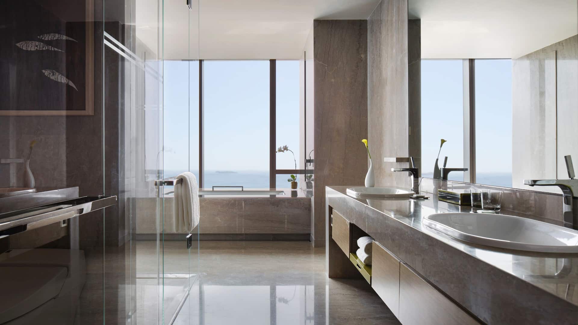 2 de 2 Rest Room