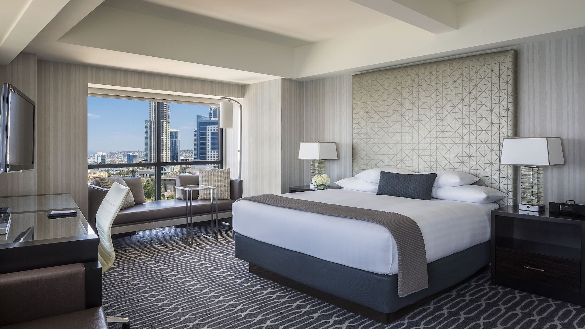 2 of 4 King Standard City View