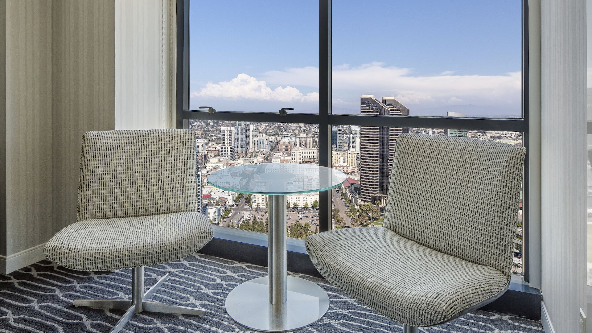 3 of 4 Double Queen Grand Club Seating Premium CIty View